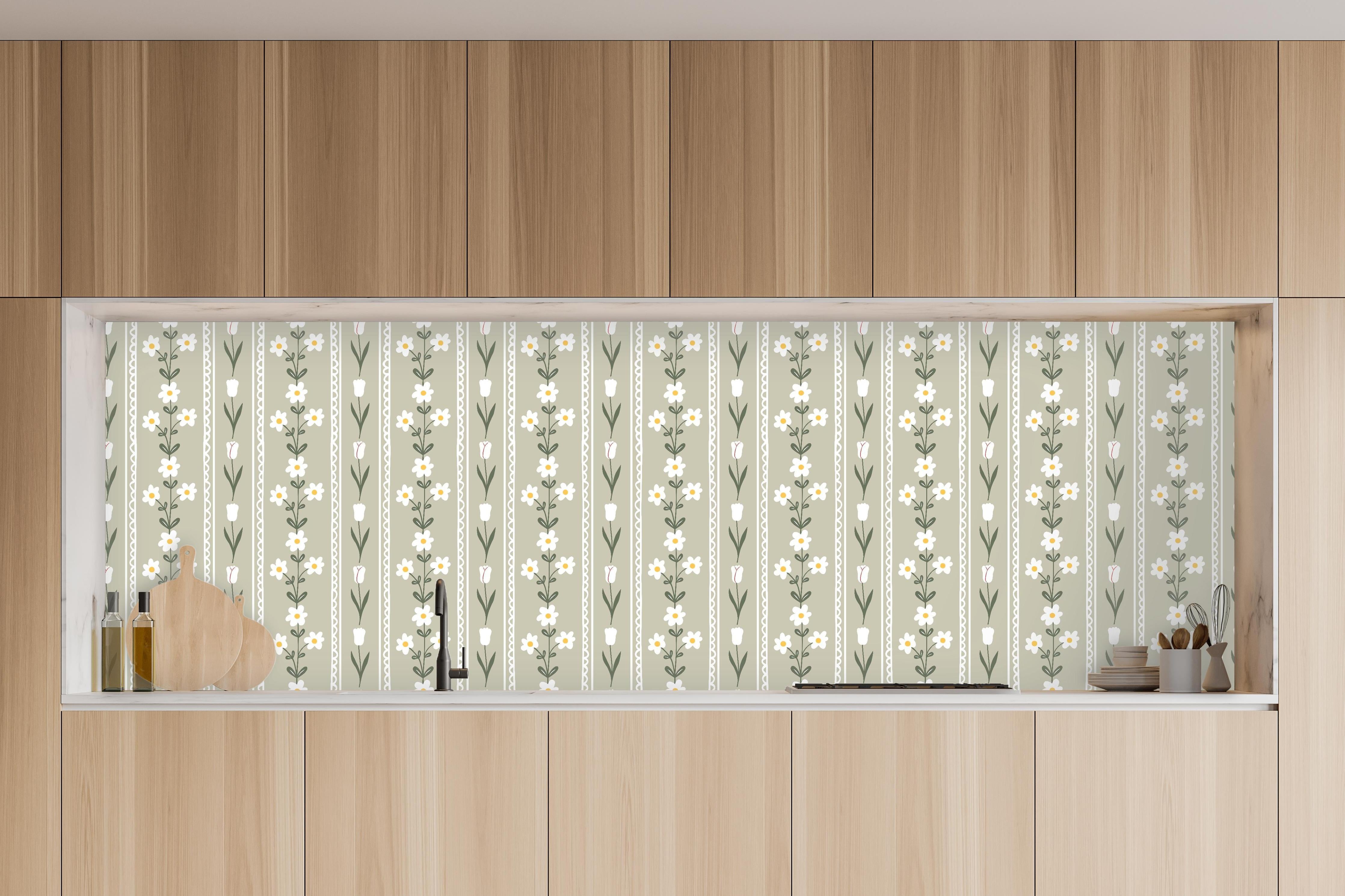 Küche - Vintage Bloom Beige Blumen Tapete in charakteristischer Vollholz-Küche mit modernem Gasherd