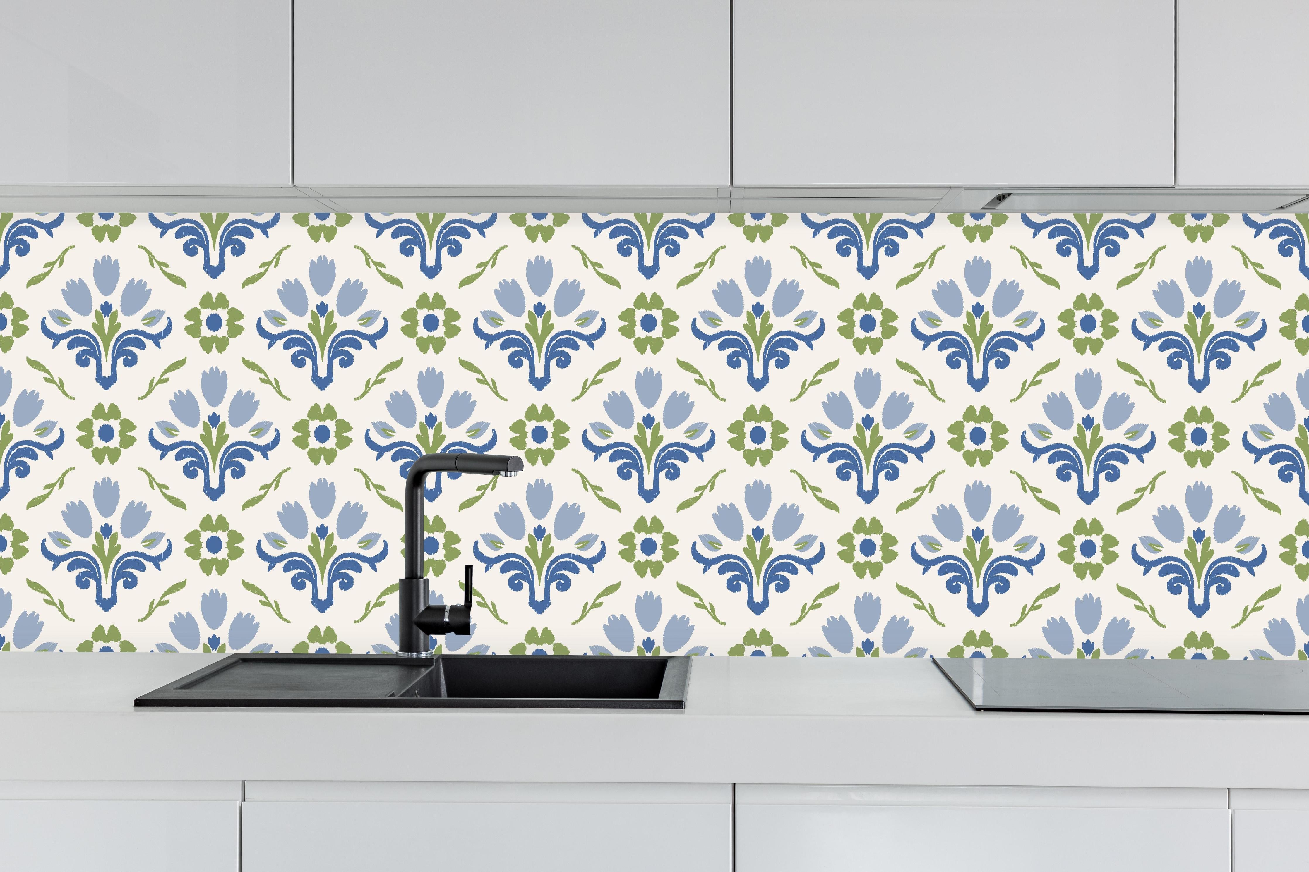 Küche - Vintage Bloom Blau-Grün Tapete hinter weißen Hochglanz-Küchenregalen und schwarzem Wasserhahn