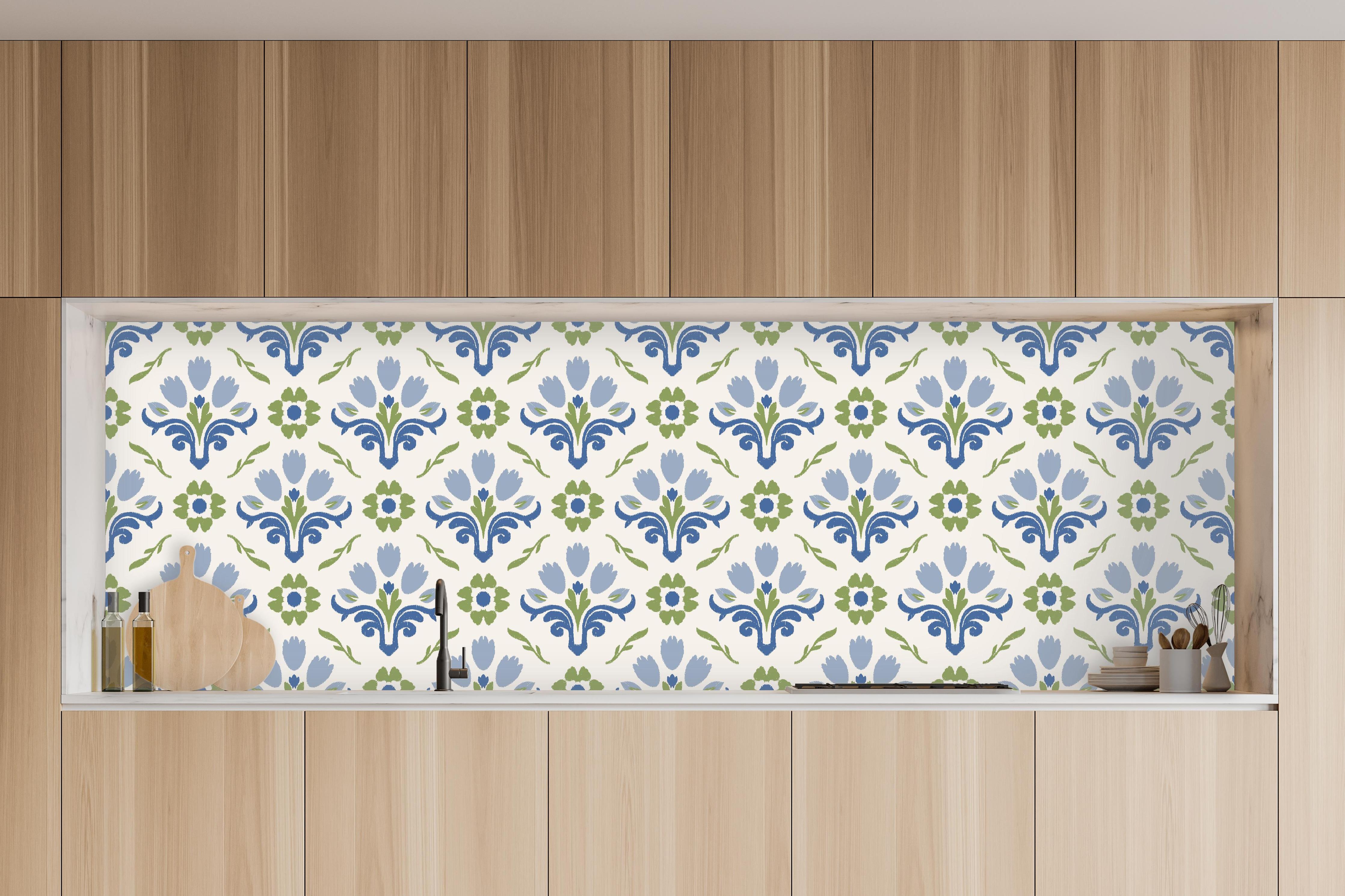 Küche - Vintage Bloom Blau-Grün Tapete in charakteristischer Vollholz-Küche mit modernem Gasherd