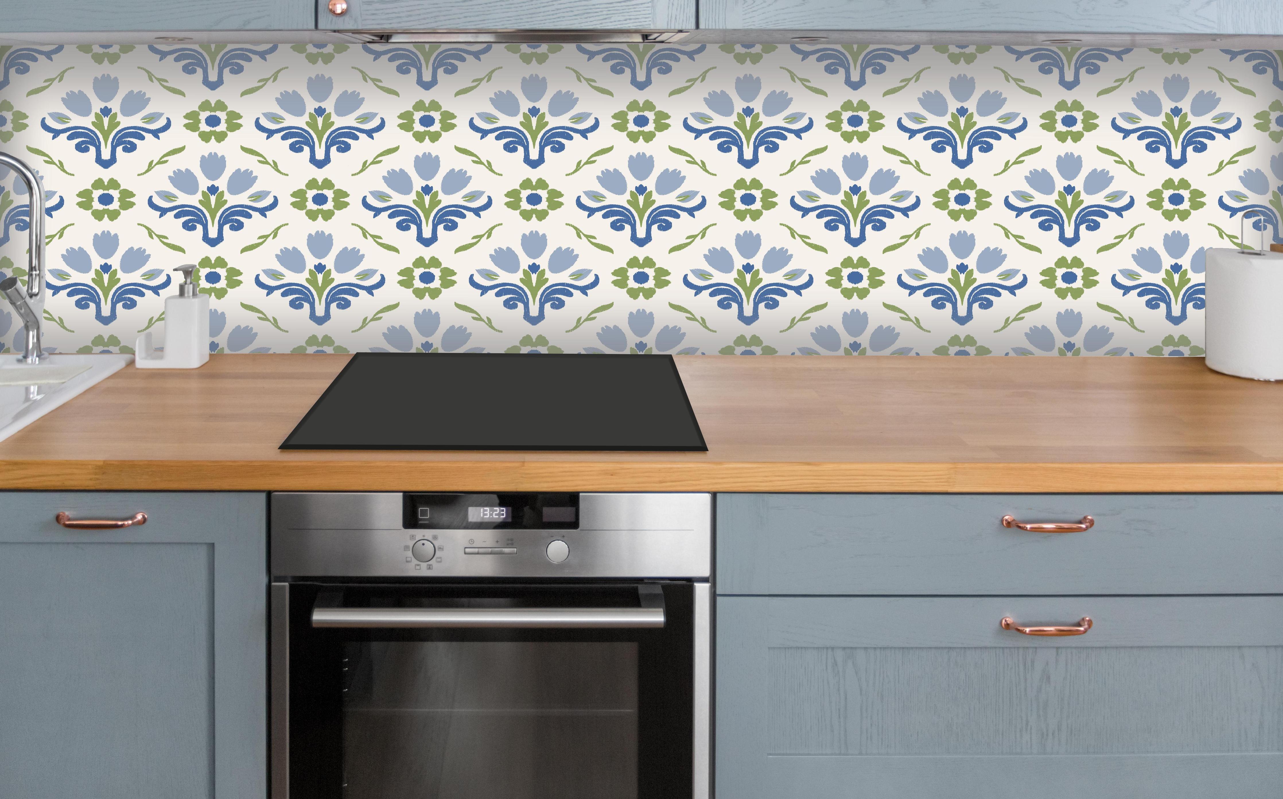 Küche - Vintage Bloom Blau-Grün Tapete über polierter Holzarbeitsplatte mit Cerankochfeld