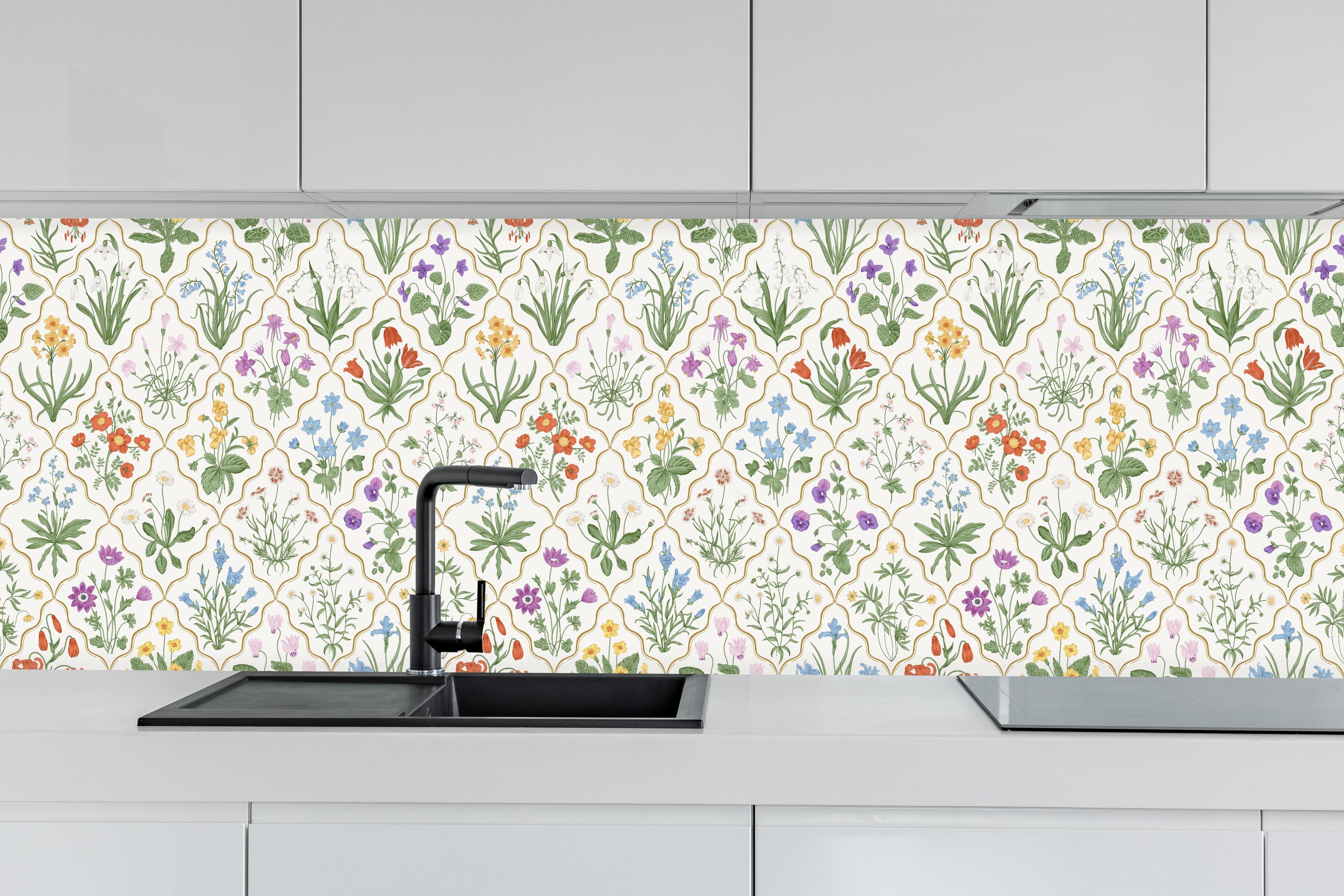 Küche - Vintage Bloom Blumen-Tapete Beige-Grün hinter weißen Hochglanz-Küchenregalen und schwarzem Wasserhahn