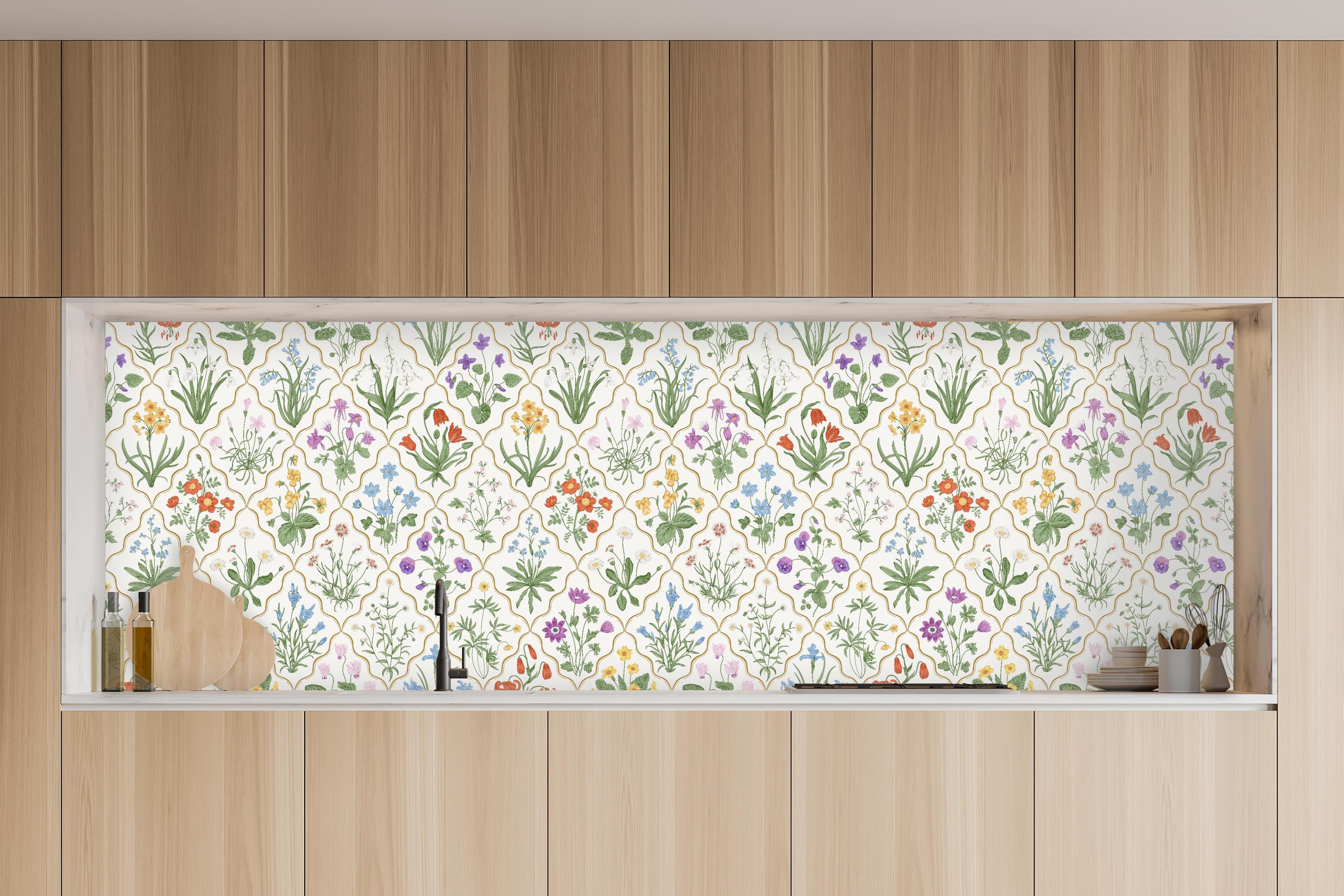 Küche - Vintage Bloom Blumen-Tapete Beige-Grün in charakteristischer Vollholz-Küche mit modernem Gasherd