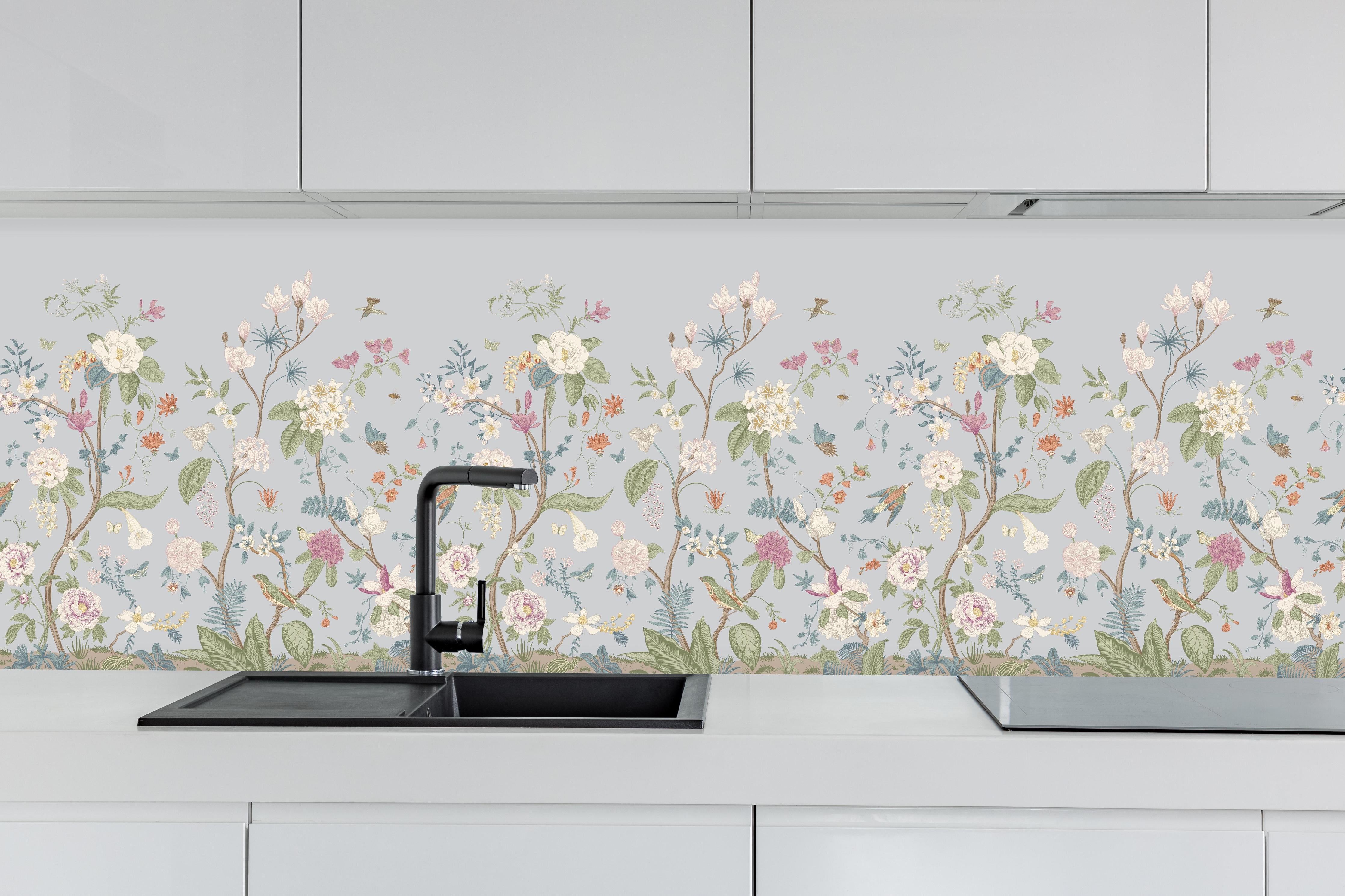 Küche - Vintage Bloom Blumenbordüre Grau-Rosa hinter weißen Hochglanz-Küchenregalen und schwarzem Wasserhahn