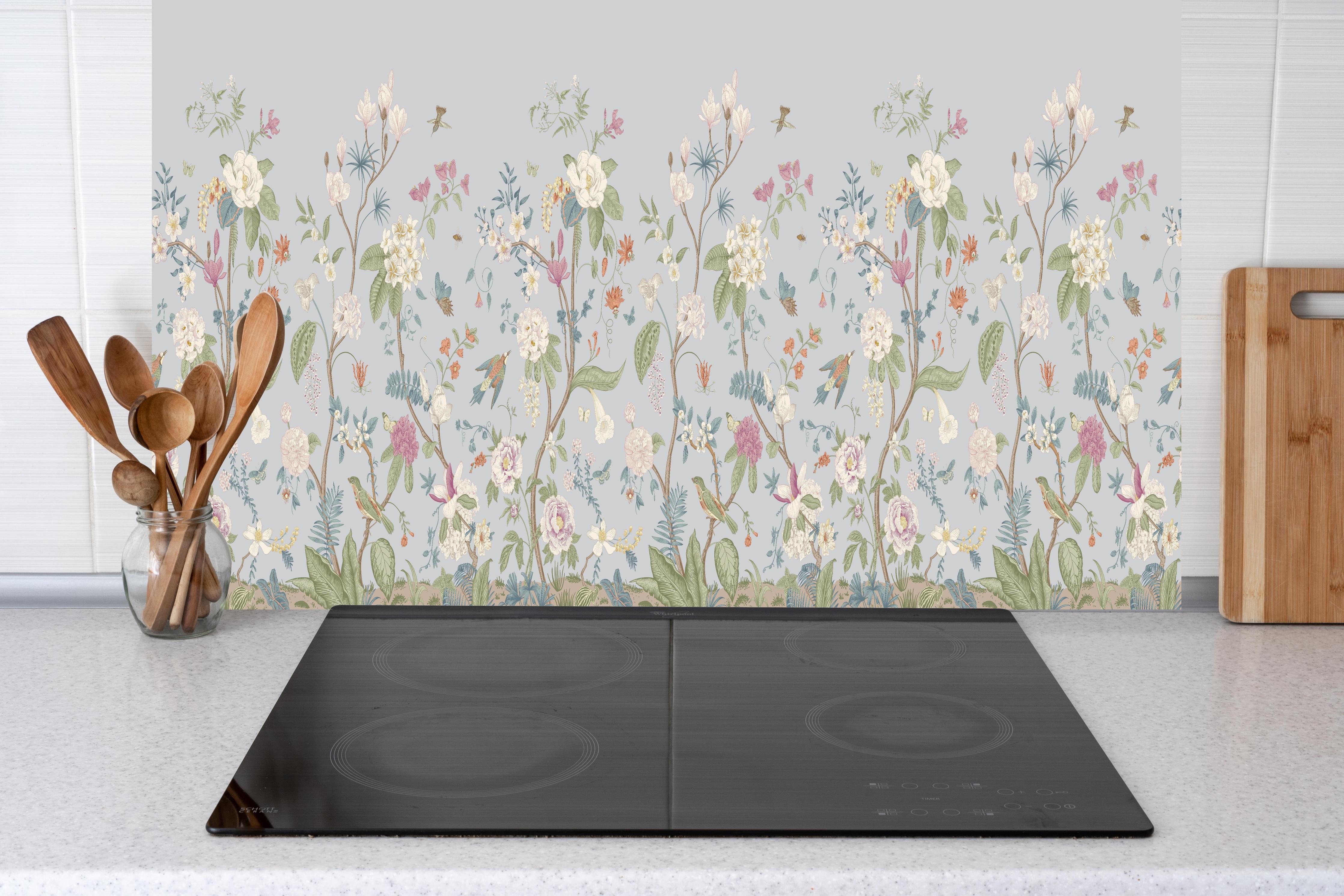 Küche - Vintage Bloom Blumenbordüre Grau-Rosa hinter Cerankochfeld und Holz-Kochutensilien