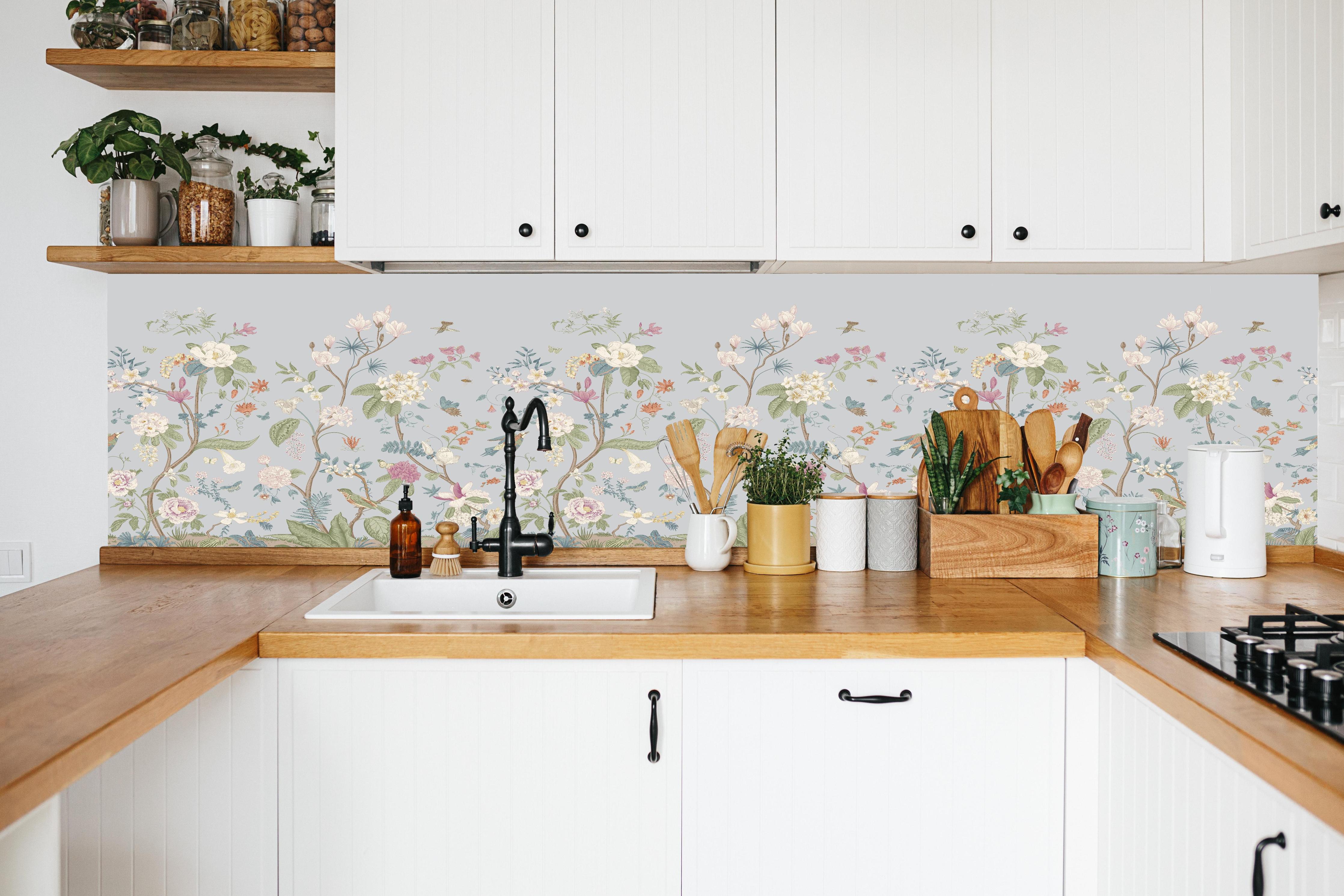 Küche - Vintage Bloom Blumenbordüre Grau-Rosa in weißer Küche hinter Gewürzen und Kochlöffeln aus Holz