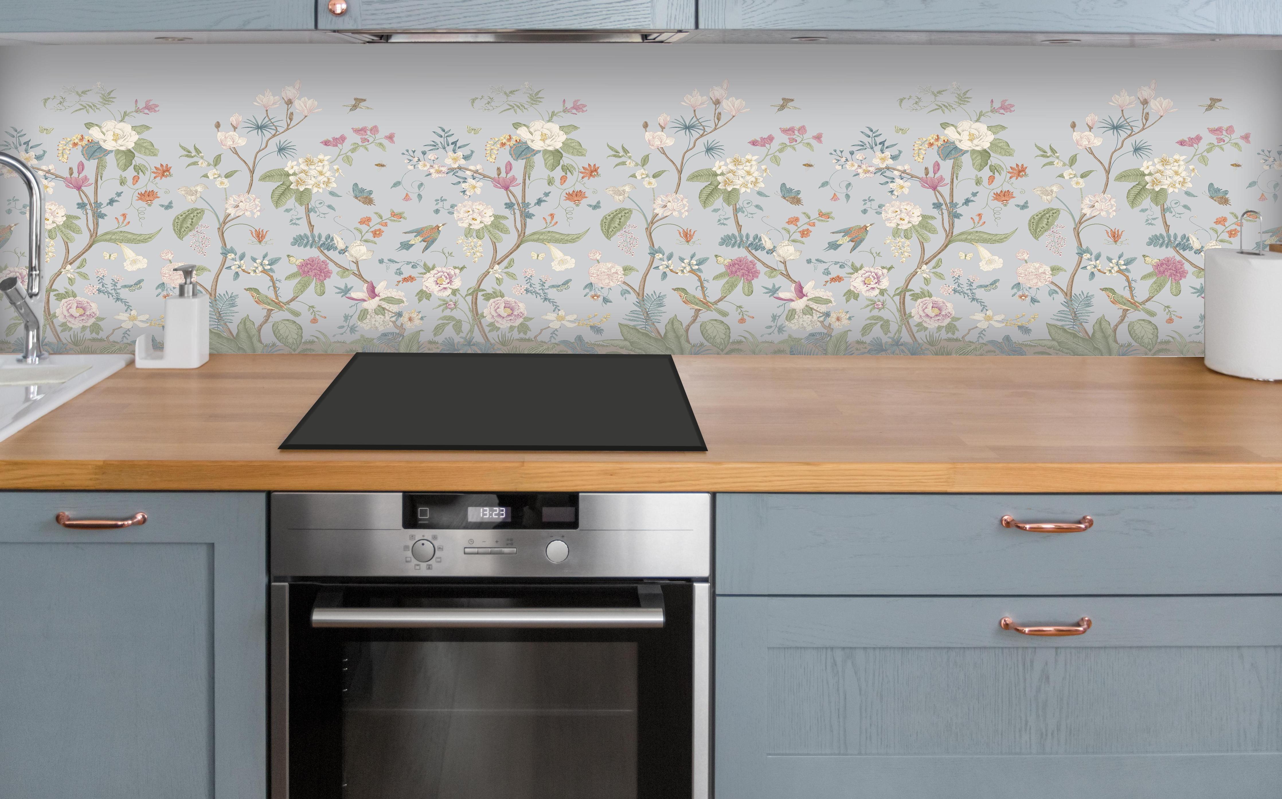 Küche - Vintage Bloom Blumenbordüre Grau-Rosa über polierter Holzarbeitsplatte mit Cerankochfeld