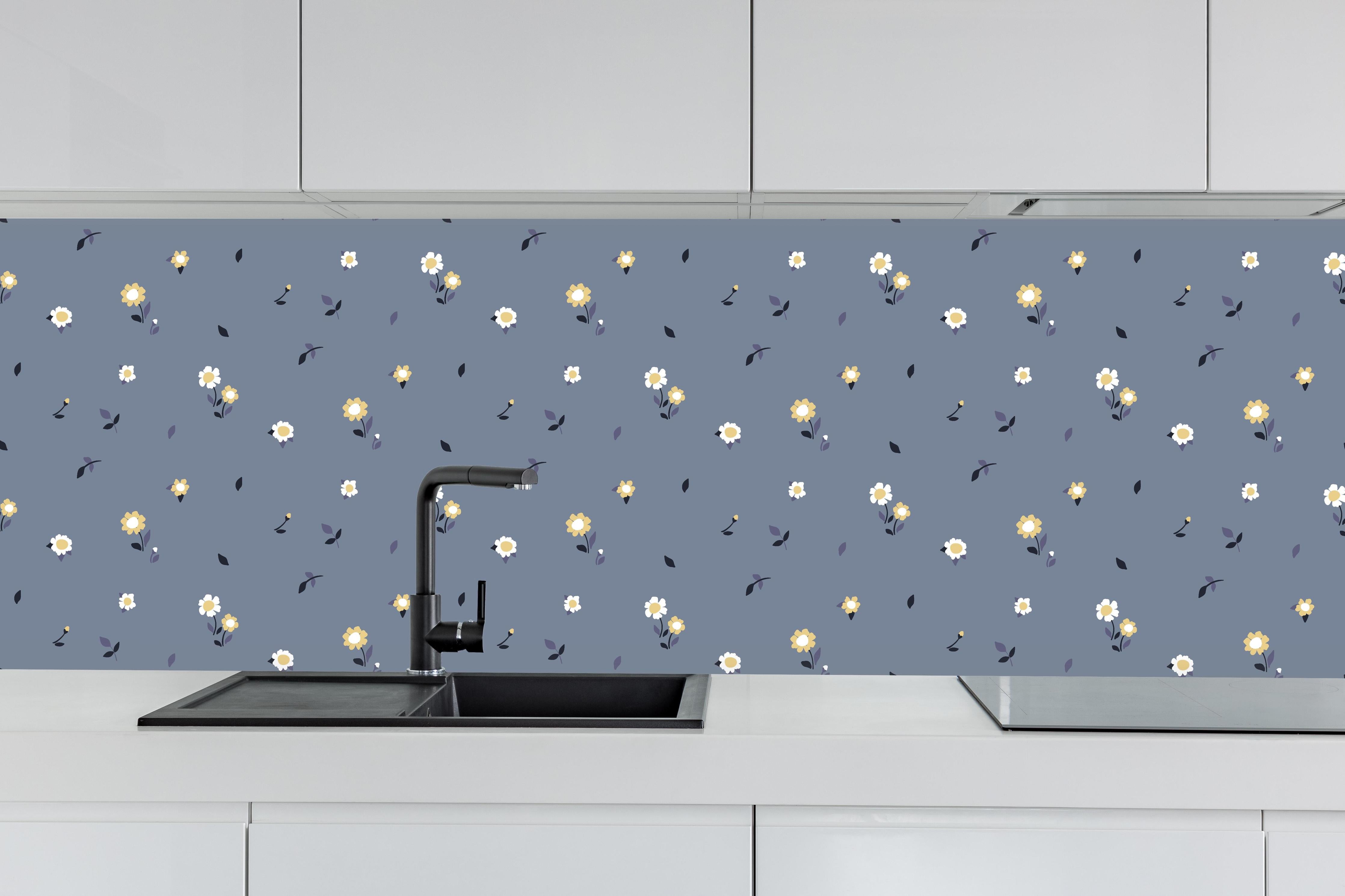 Küche - Vintage Bloom Ditsy Blumenmuster hinter weißen Hochglanz-Küchenregalen und schwarzem Wasserhahn