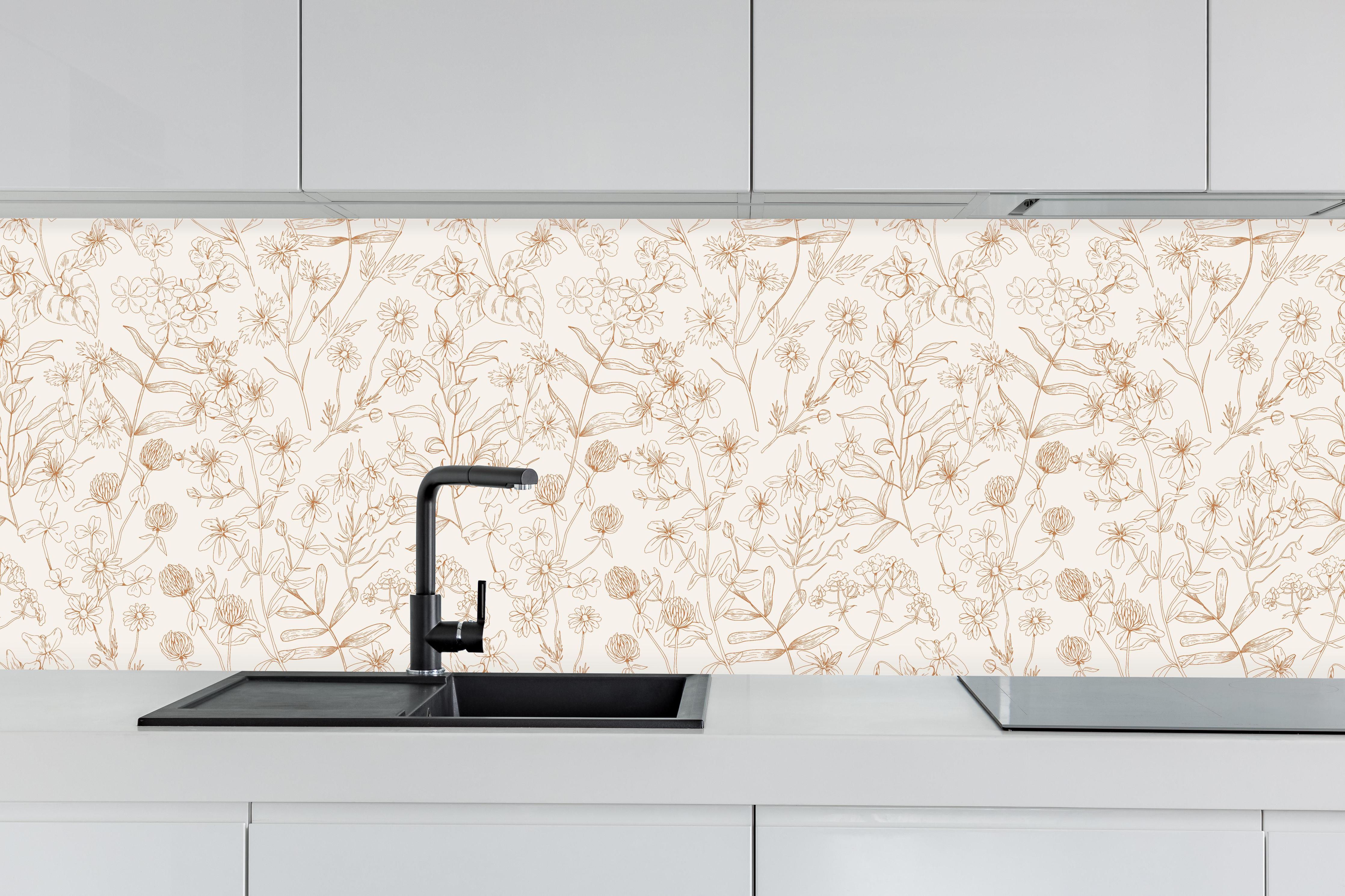 Küche - Vintage Bloom Florales Muster in Rosa und Beige hinter weißen Hochglanz-Küchenregalen und schwarzem Wasserhahn