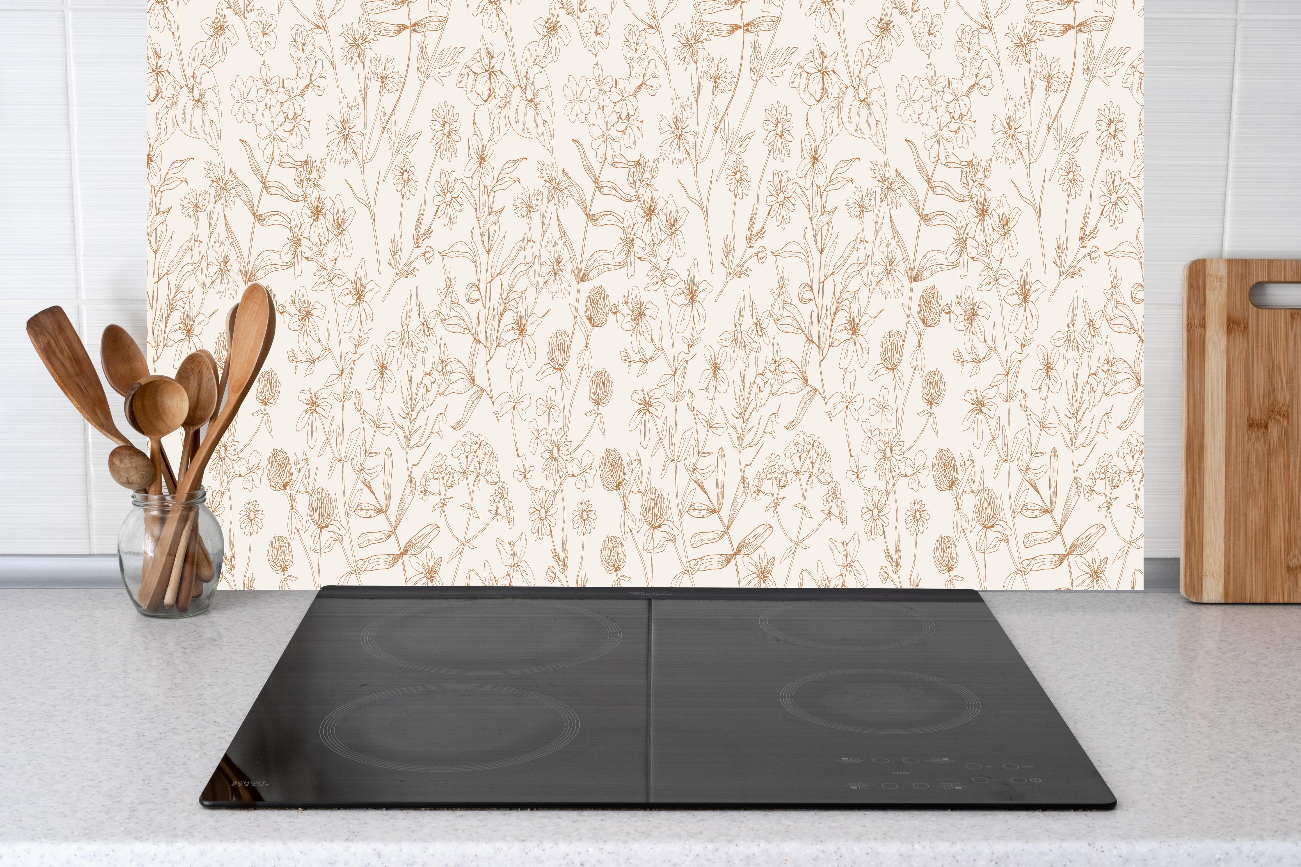 Küche - Vintage Bloom Florales Muster in Rosa und Beige hinter Cerankochfeld und Holz-Kochutensilien