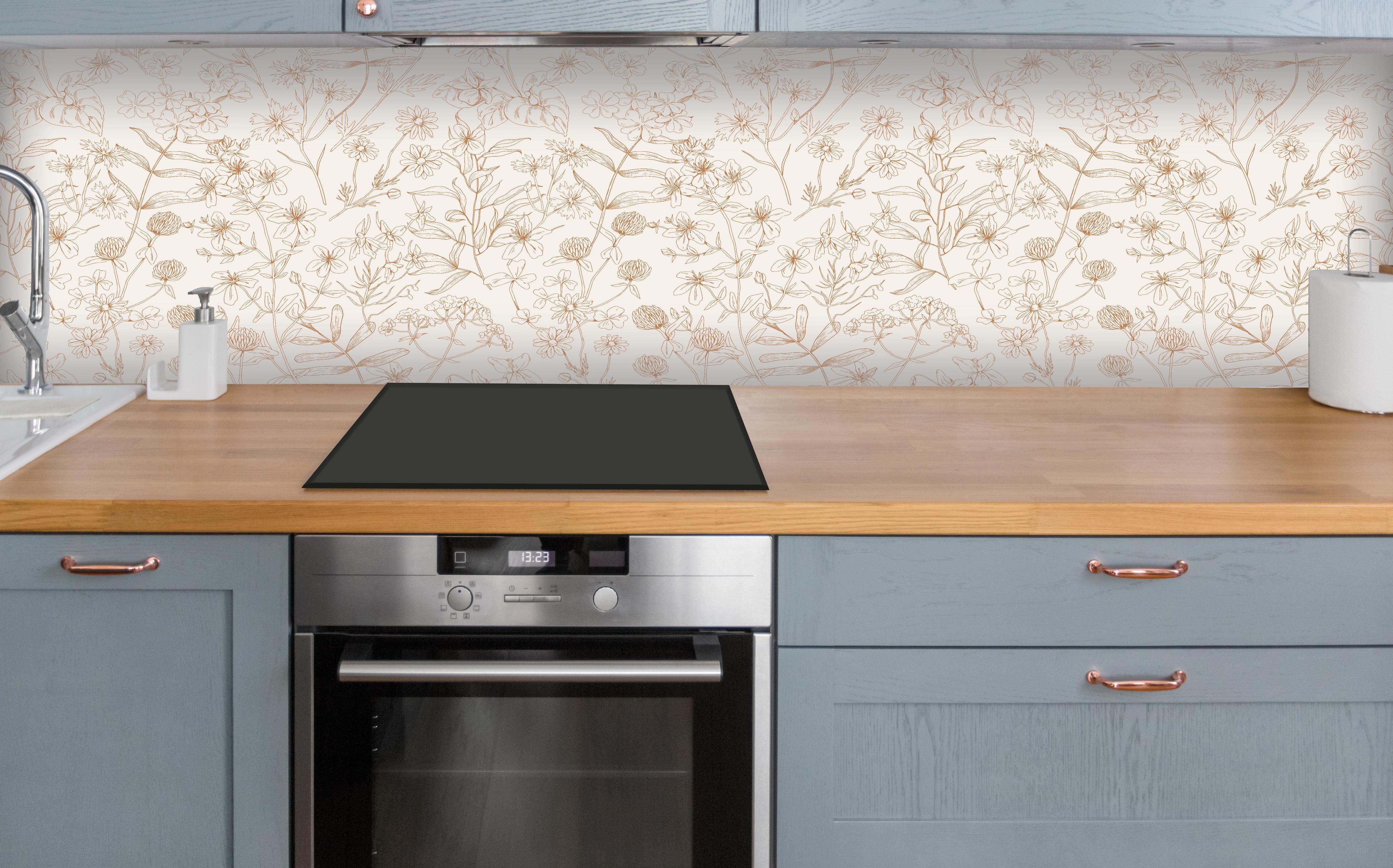 Küche - Vintage Bloom Florales Muster in Rosa und Beige über polierter Holzarbeitsplatte mit Cerankochfeld