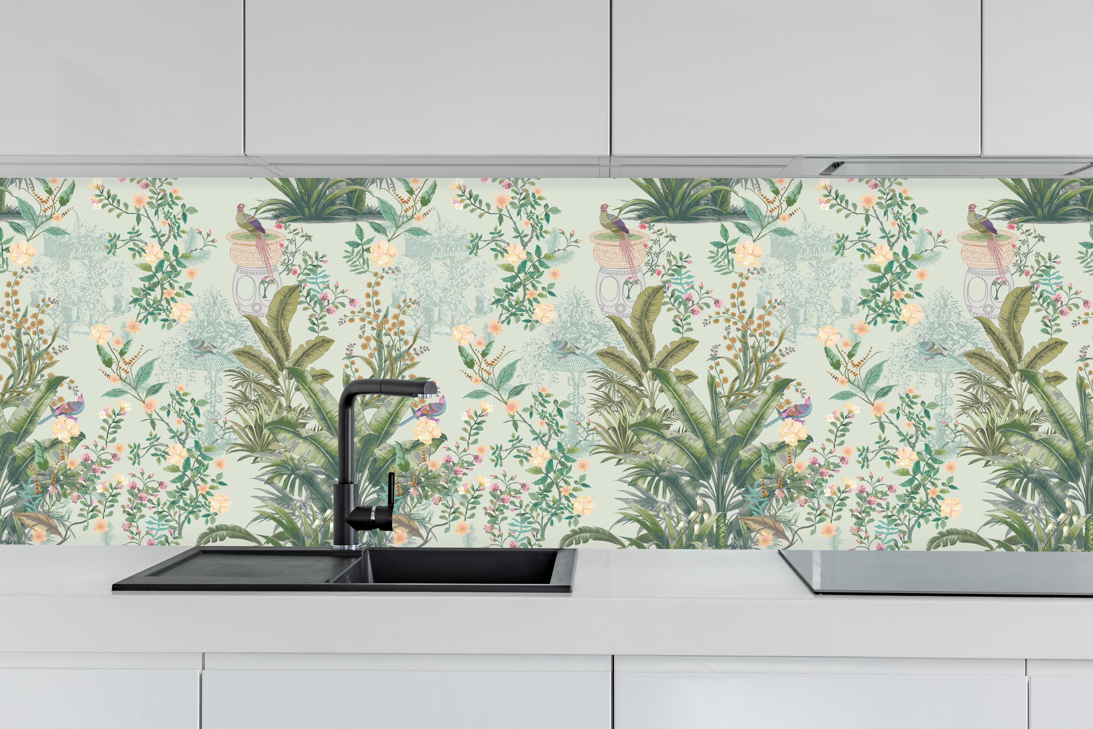 Küche - Vintage Bloom Grünes Refugium hinter weißen Hochglanz-Küchenregalen und schwarzem Wasserhahn