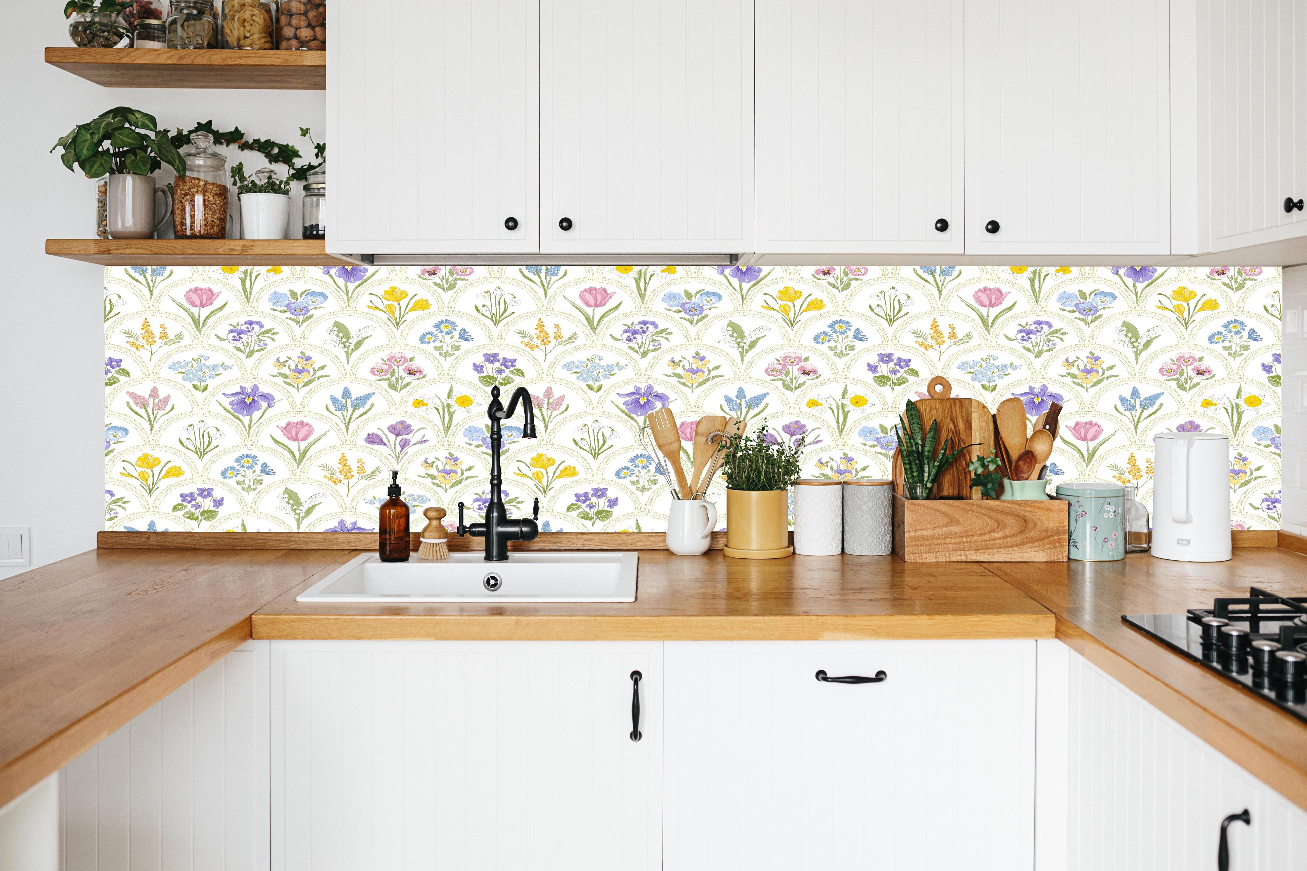 Küche - Vintage Bloom Pastell-Blumentapete in weißer Küche hinter Gewürzen und Kochlöffeln aus Holz