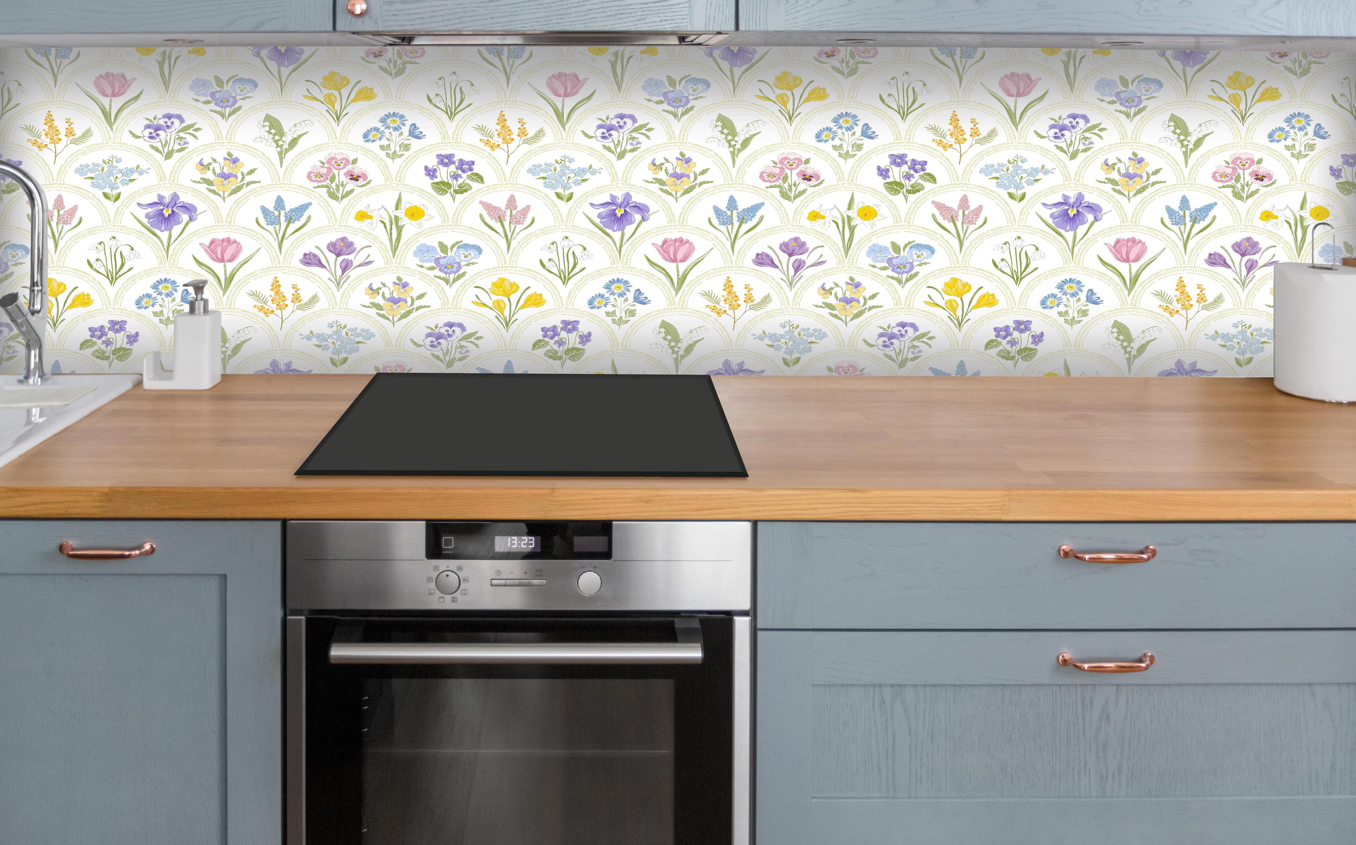 Küche - Vintage Bloom Pastell-Blumentapete über polierter Holzarbeitsplatte mit Cerankochfeld