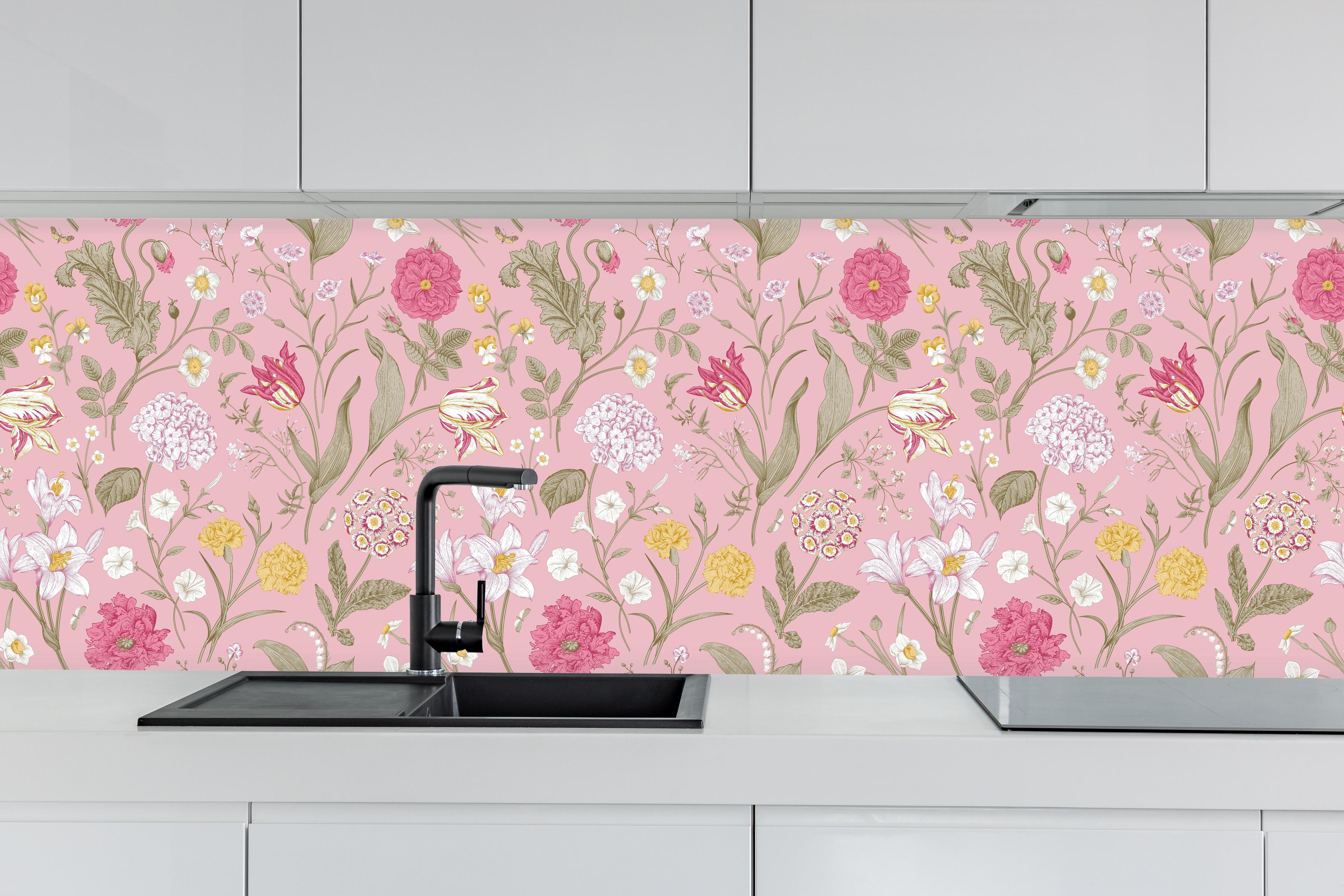 Küche - Vintage Bloom Rosa Blumenmuster hinter weißen Hochglanz-Küchenregalen und schwarzem Wasserhahn