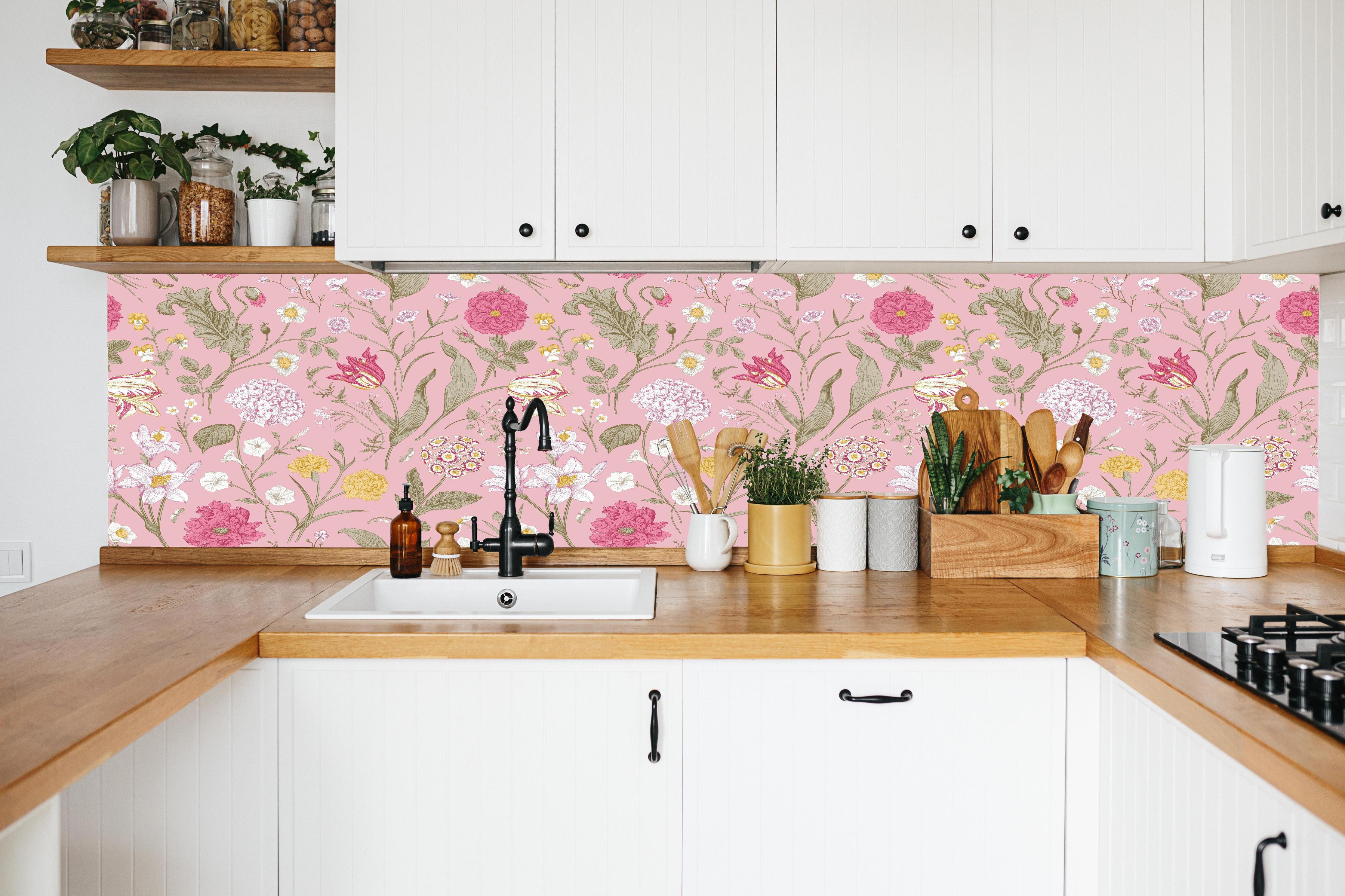 Küche - Vintage Bloom Rosa Blumenmuster in weißer Küche hinter Gewürzen und Kochlöffeln aus Holz