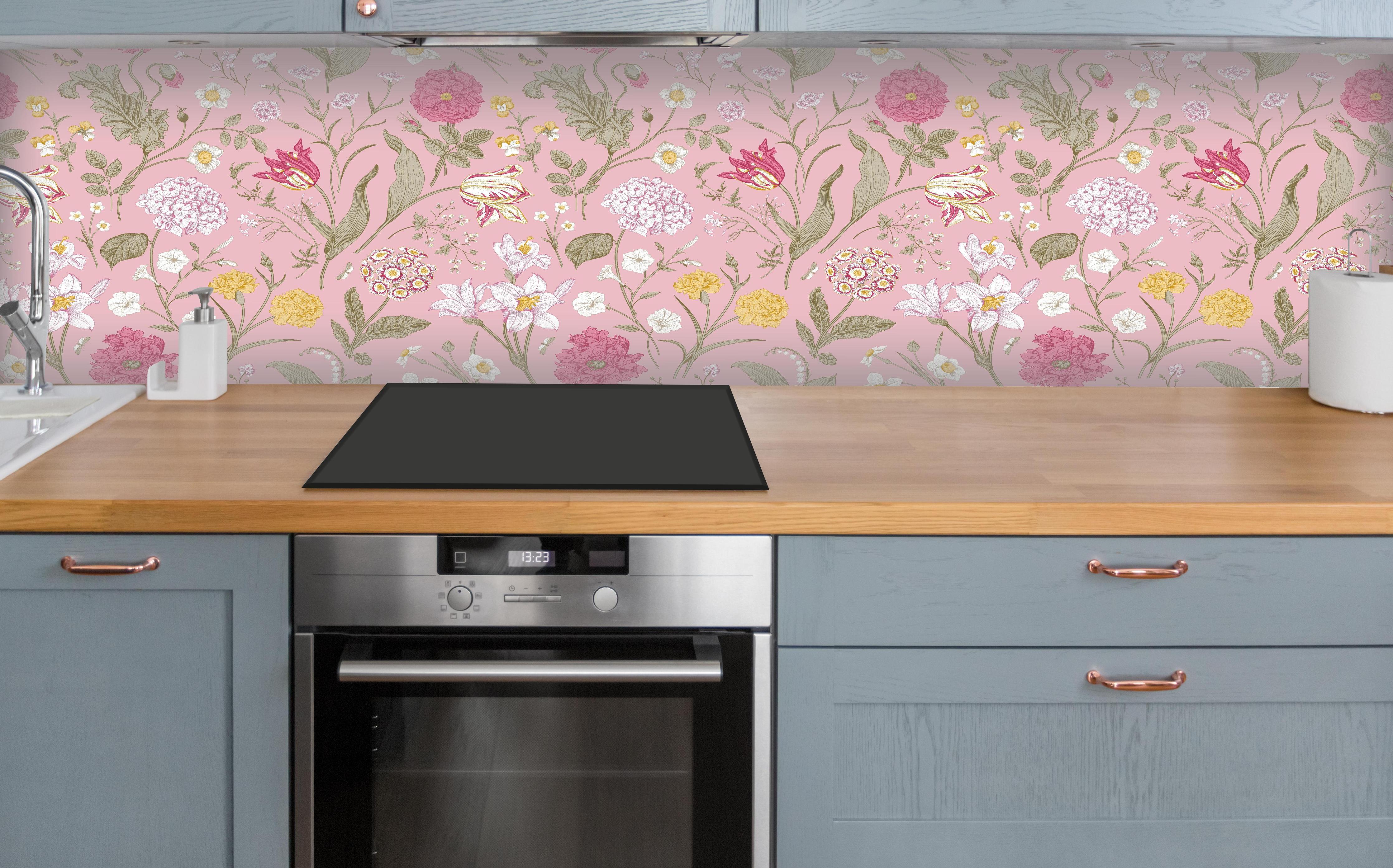 Küche - Vintage Bloom Rosa Blumenmuster über polierter Holzarbeitsplatte mit Cerankochfeld
