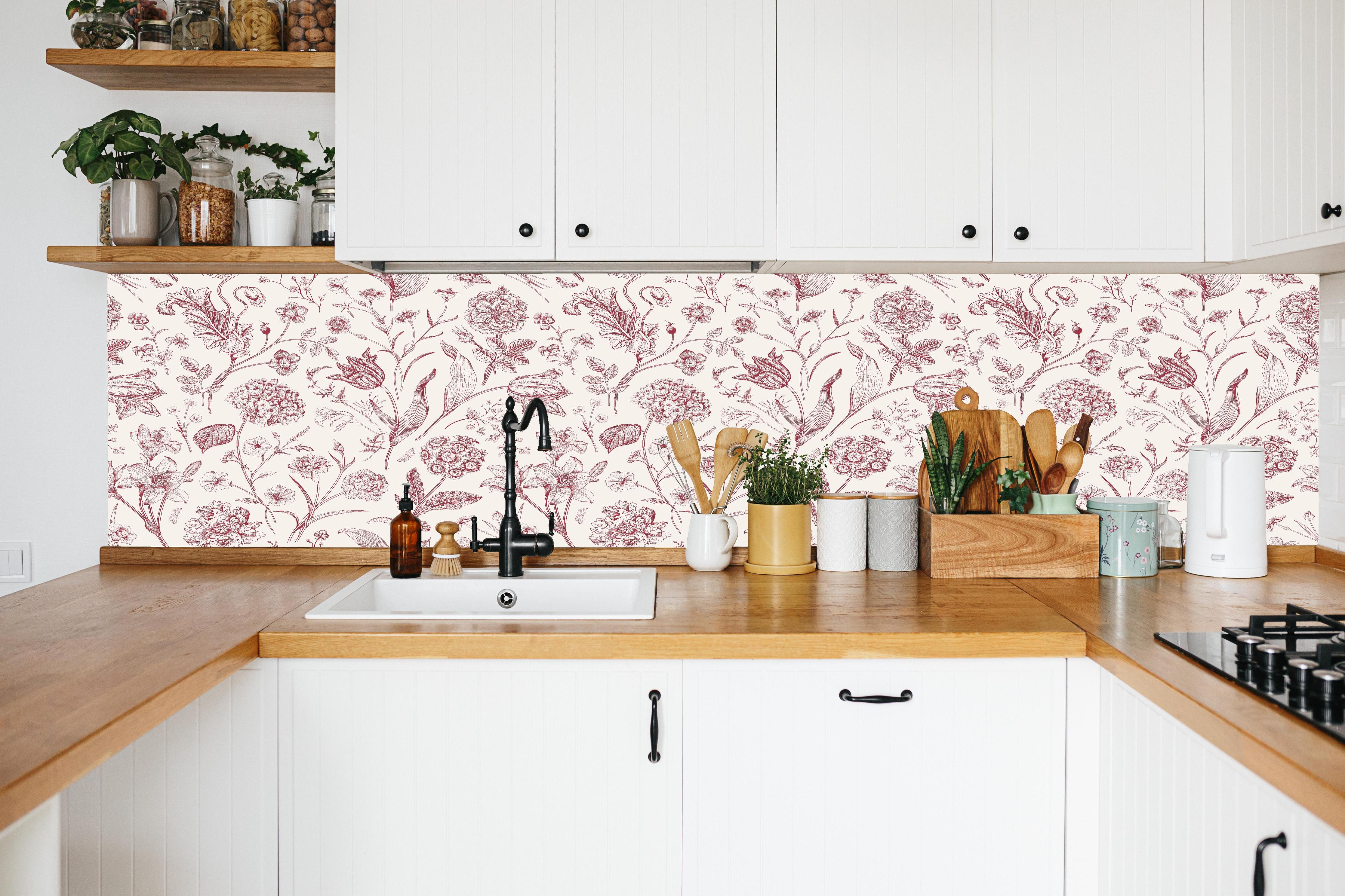 Küche - Vintage Bloom Rosa-Muster in weißer Küche hinter Gewürzen und Kochlöffeln aus Holz