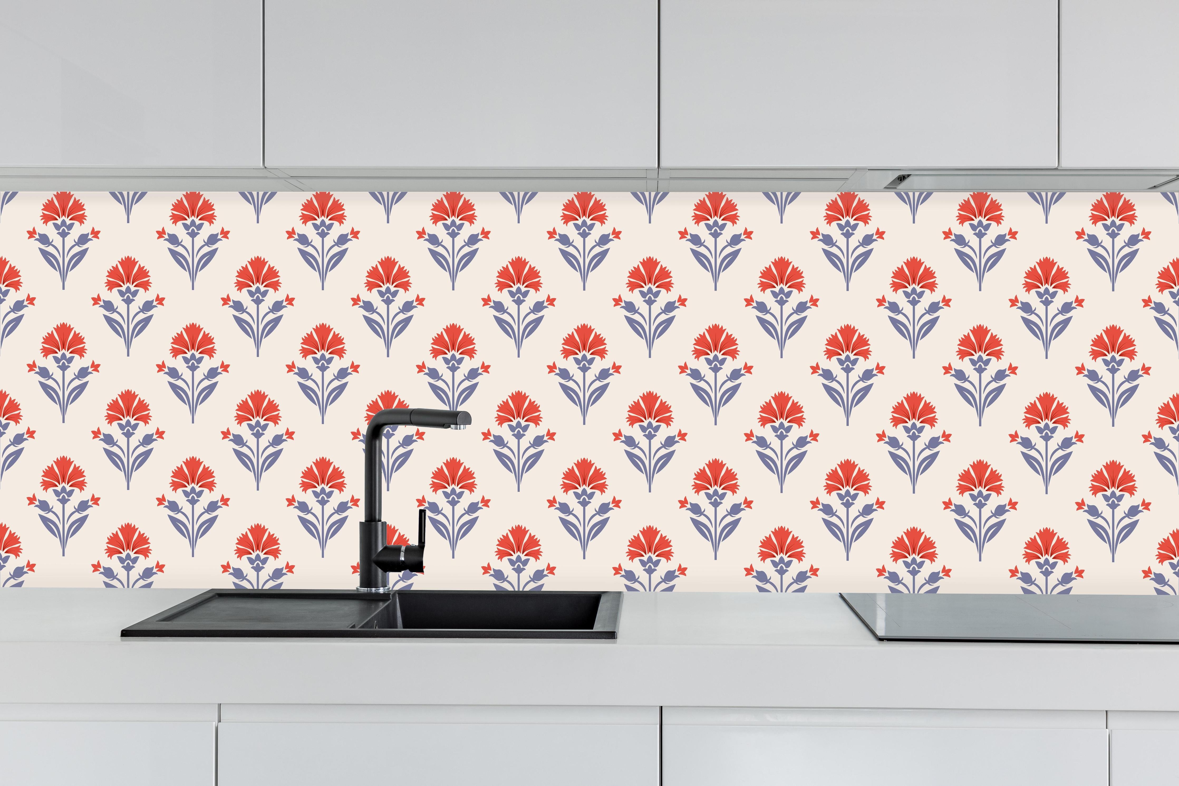 Küche - Vintage Blumen Tapete Beige-Rot hinter weißen Hochglanz-Küchenregalen und schwarzem Wasserhahn