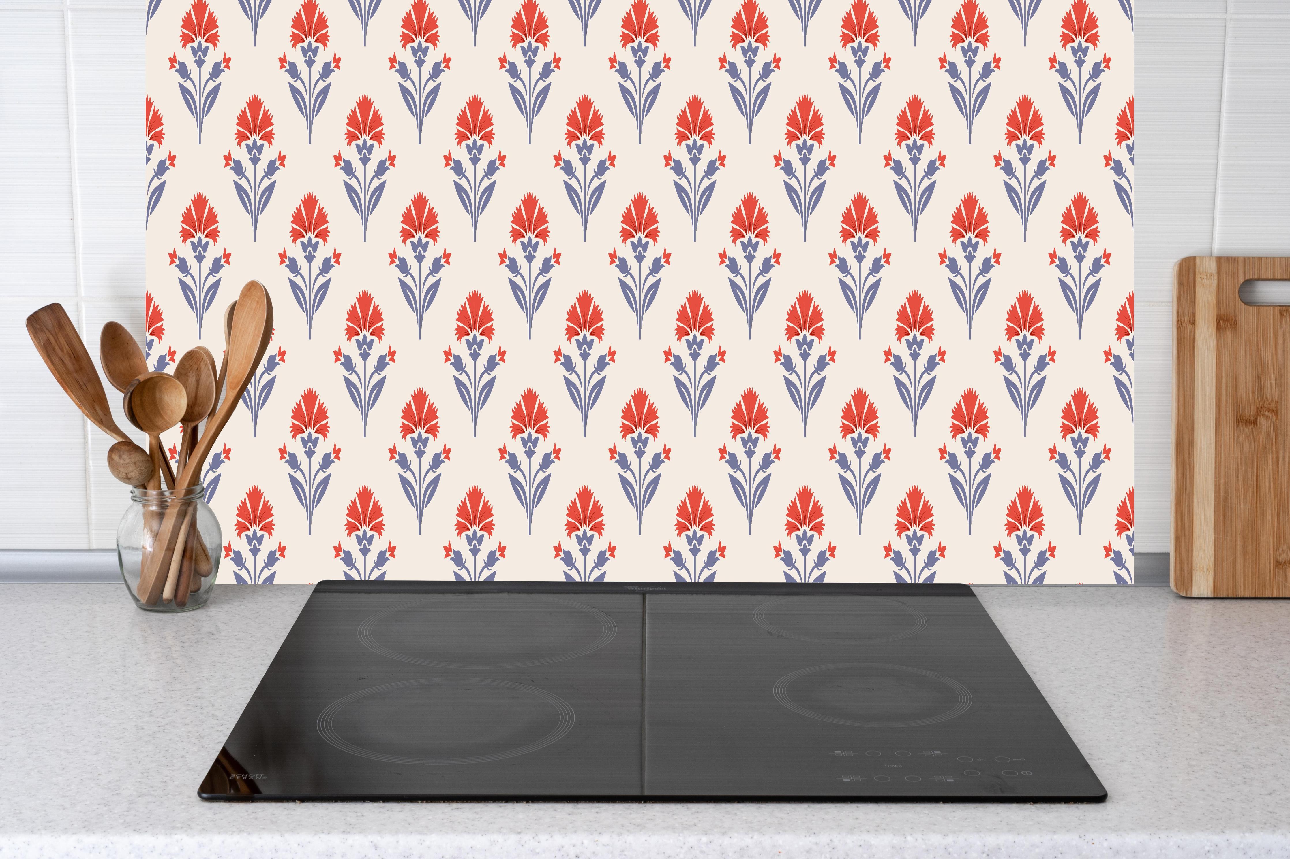 Küche - Vintage Blumen Tapete Beige-Rot hinter Cerankochfeld und Holz-Kochutensilien