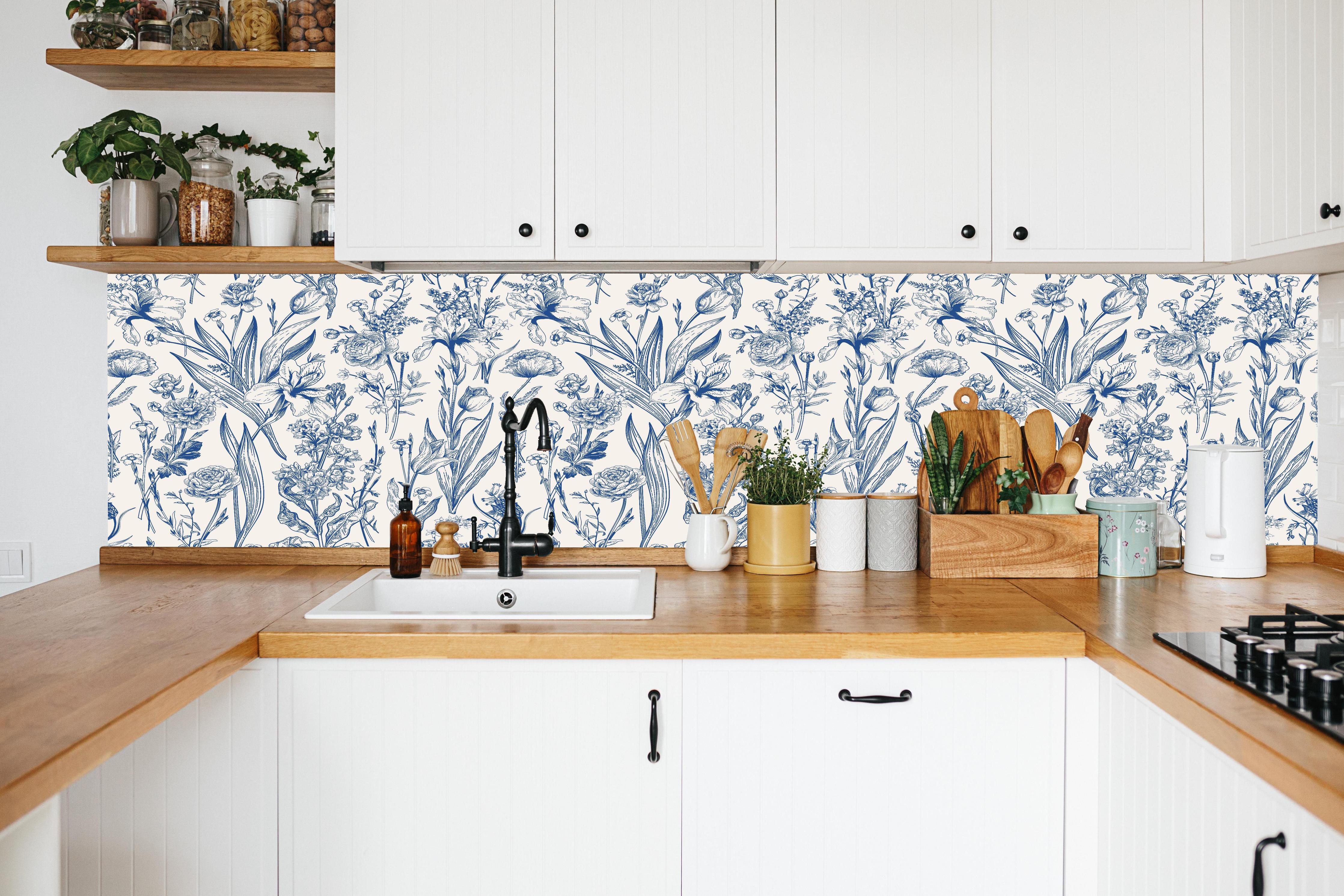 Küche - Vintage-Blumenmuster Azurblau in weißer Küche hinter Gewürzen und Kochlöffeln aus Holz