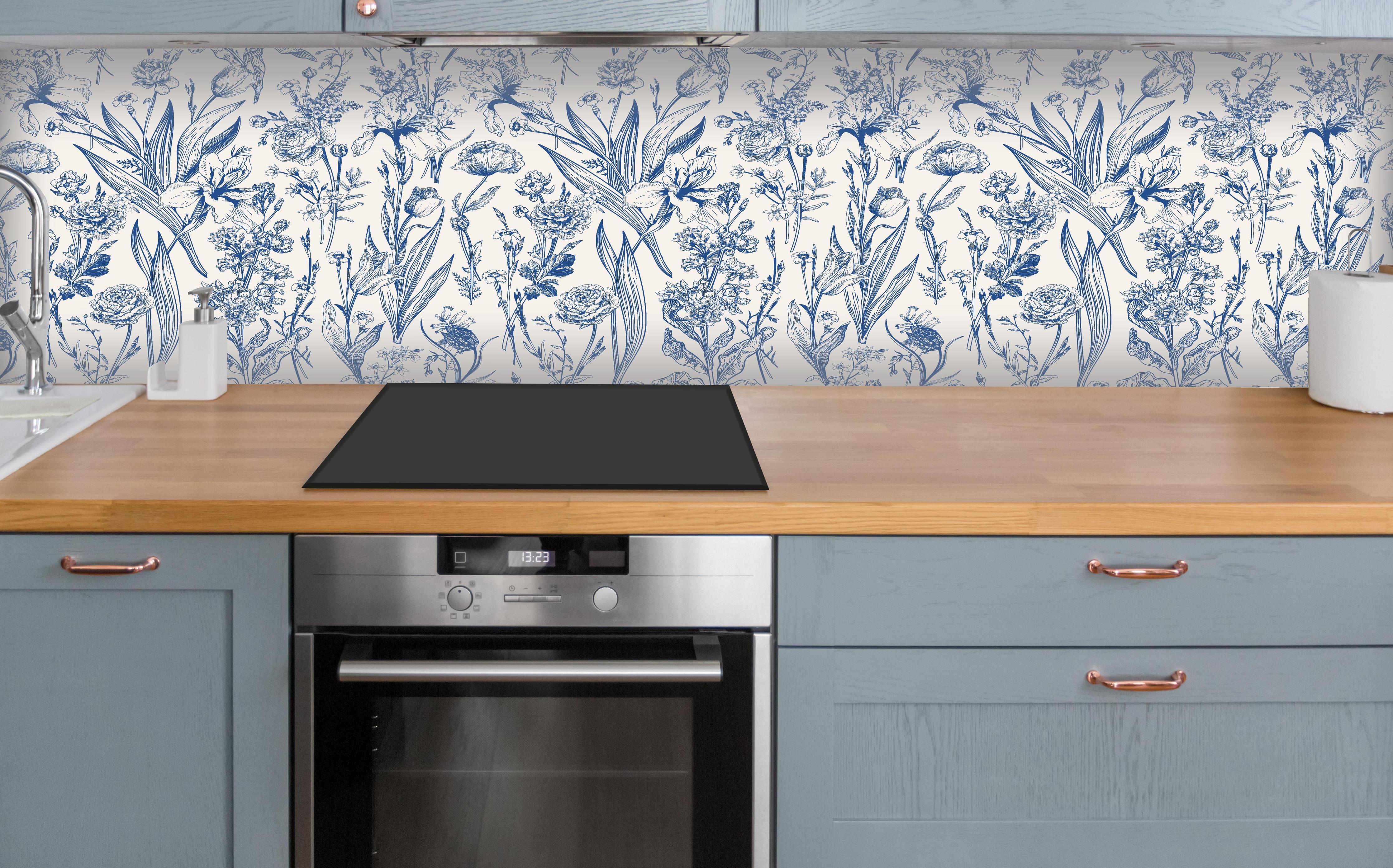 Küche - Vintage-Blumenmuster Azurblau über polierter Holzarbeitsplatte mit Cerankochfeld
