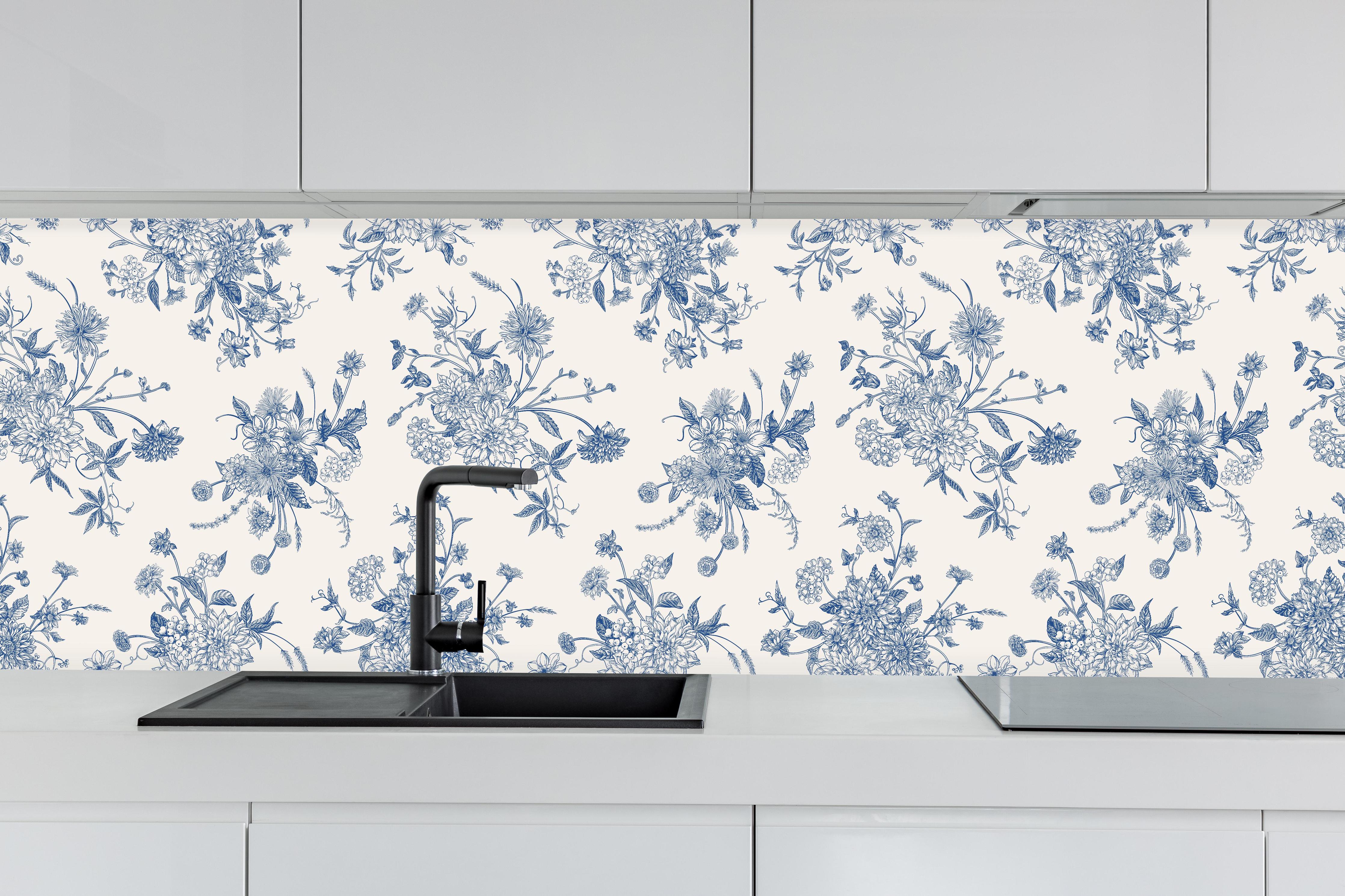 Küche - Vintage-Blumenmuster Blau-Weiß hinter weißen Hochglanz-Küchenregalen und schwarzem Wasserhahn