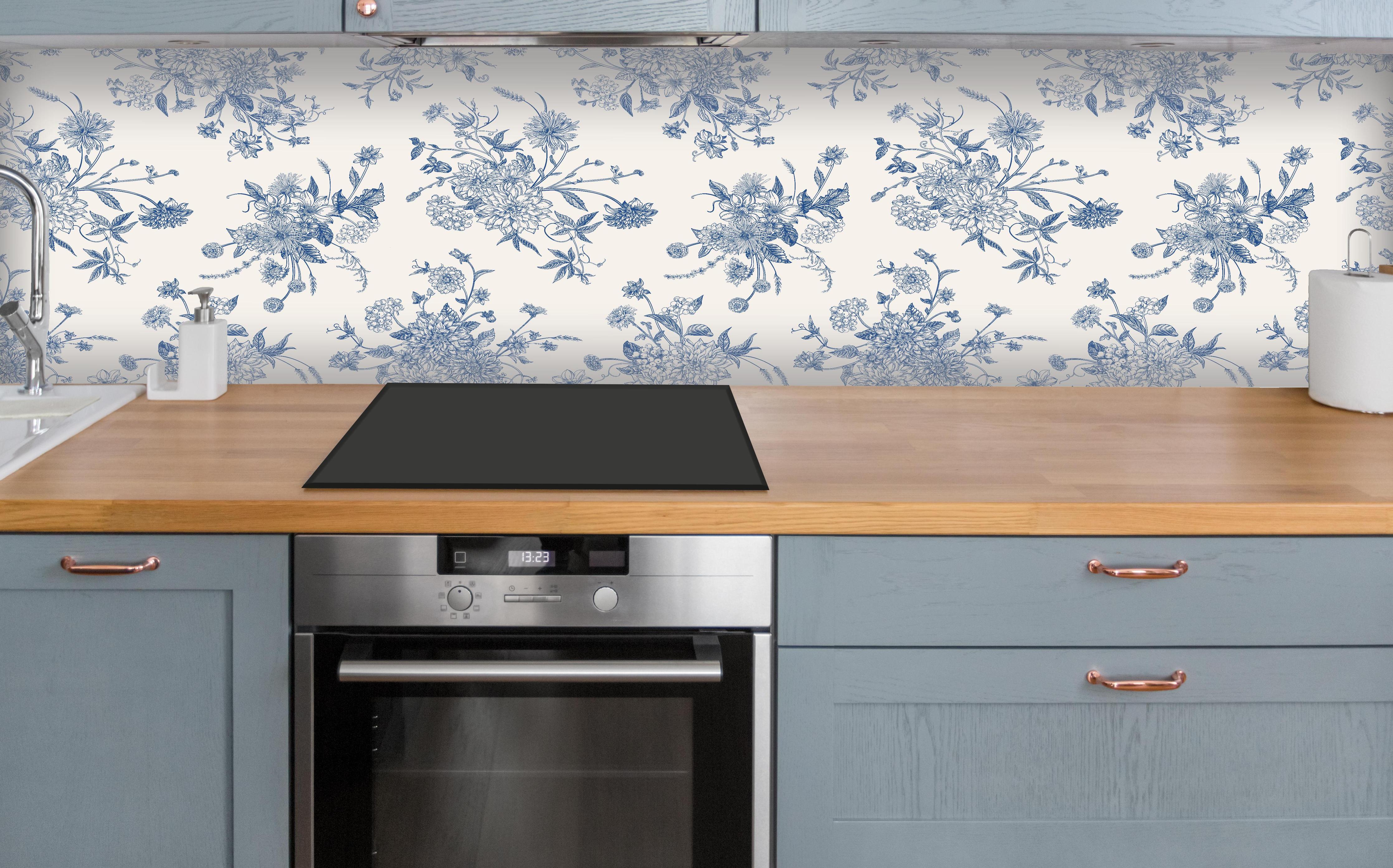 Küche - Vintage-Blumenmuster Blau-Weiß über polierter Holzarbeitsplatte mit Cerankochfeld