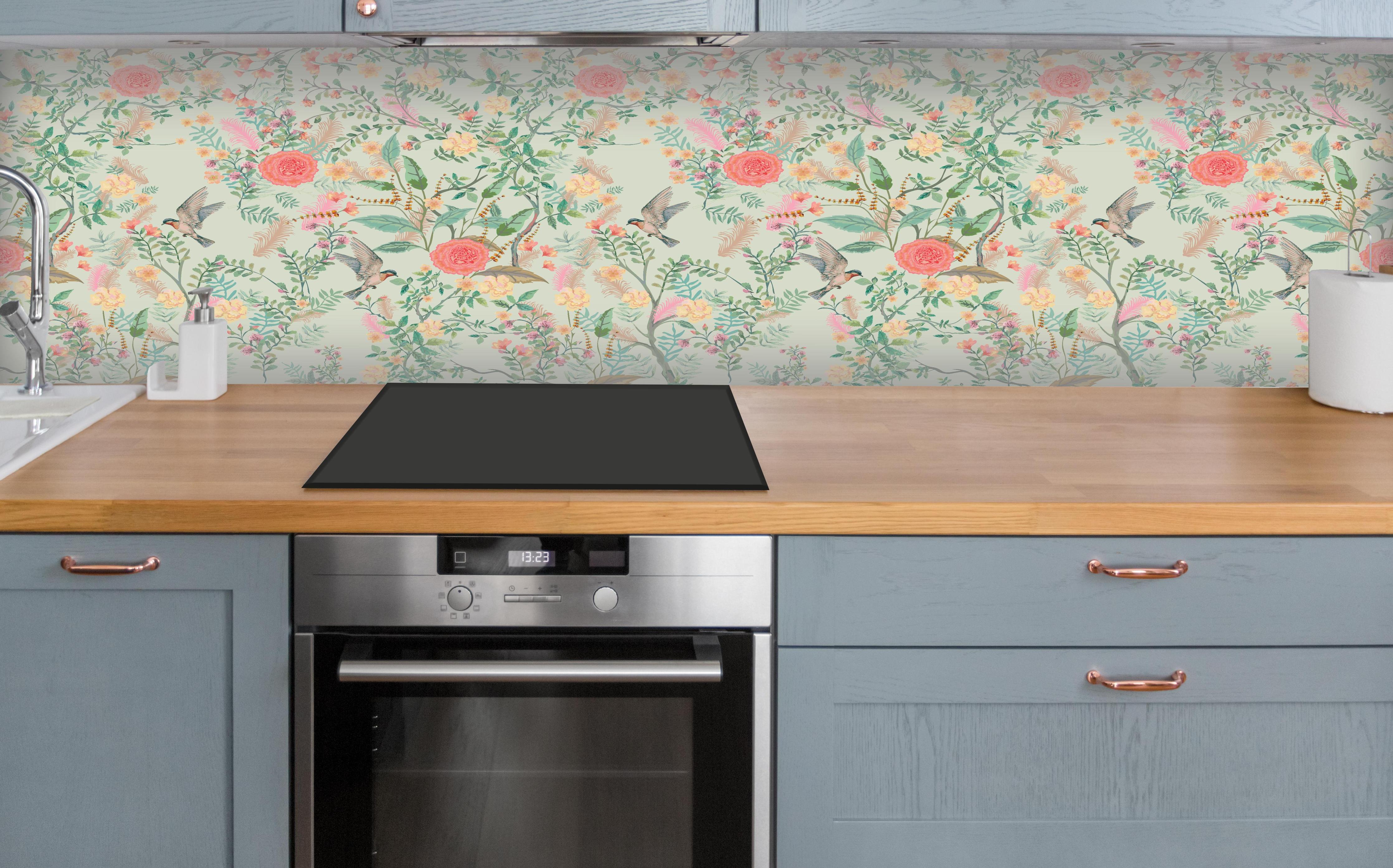 Küche - Vintage-Blumenmuster Grün-Rosa über polierter Holzarbeitsplatte mit Cerankochfeld