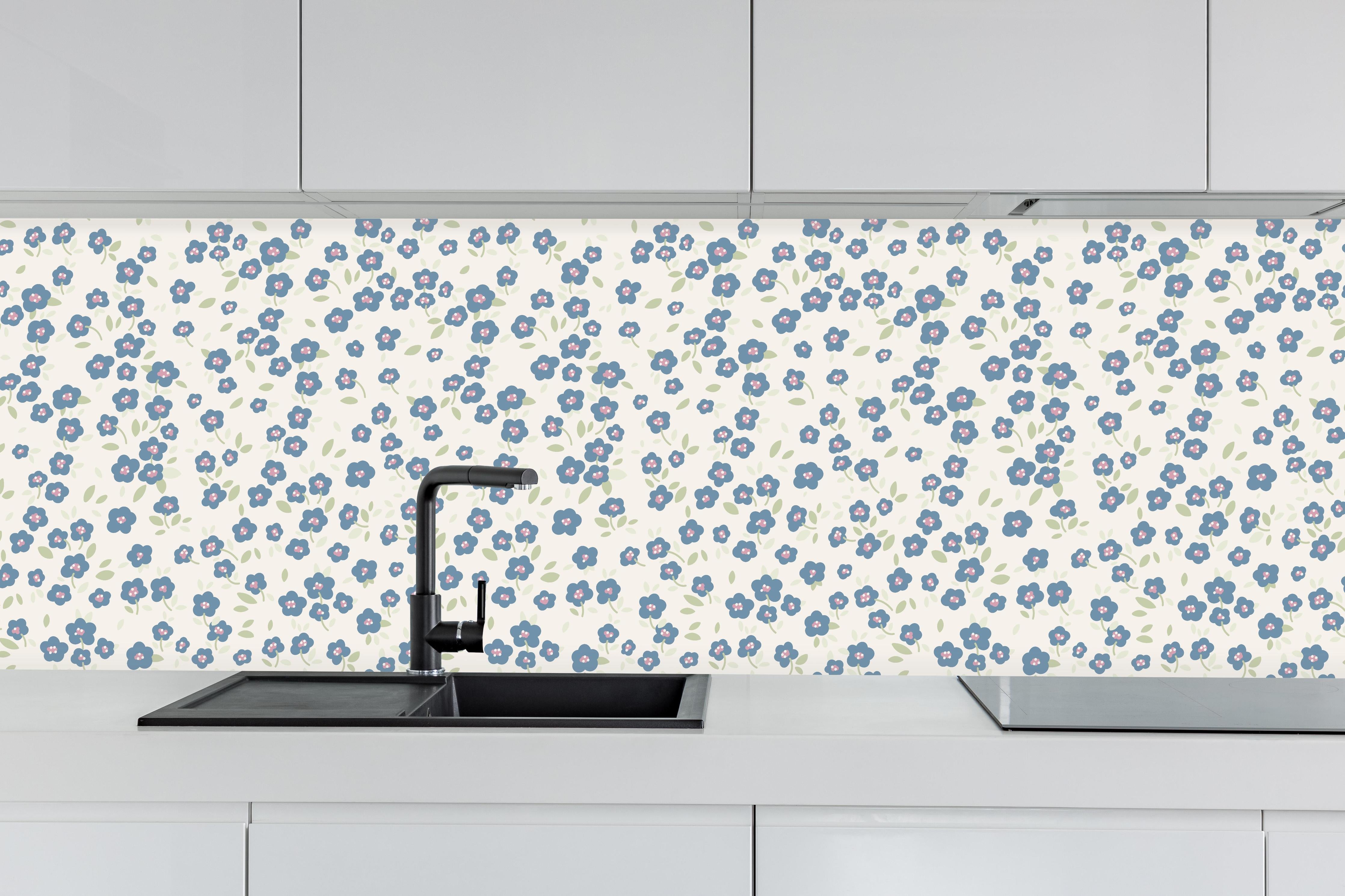 Küche - Vintage Ditsy Blumen Blau-Beige hinter weißen Hochglanz-Küchenregalen und schwarzem Wasserhahn