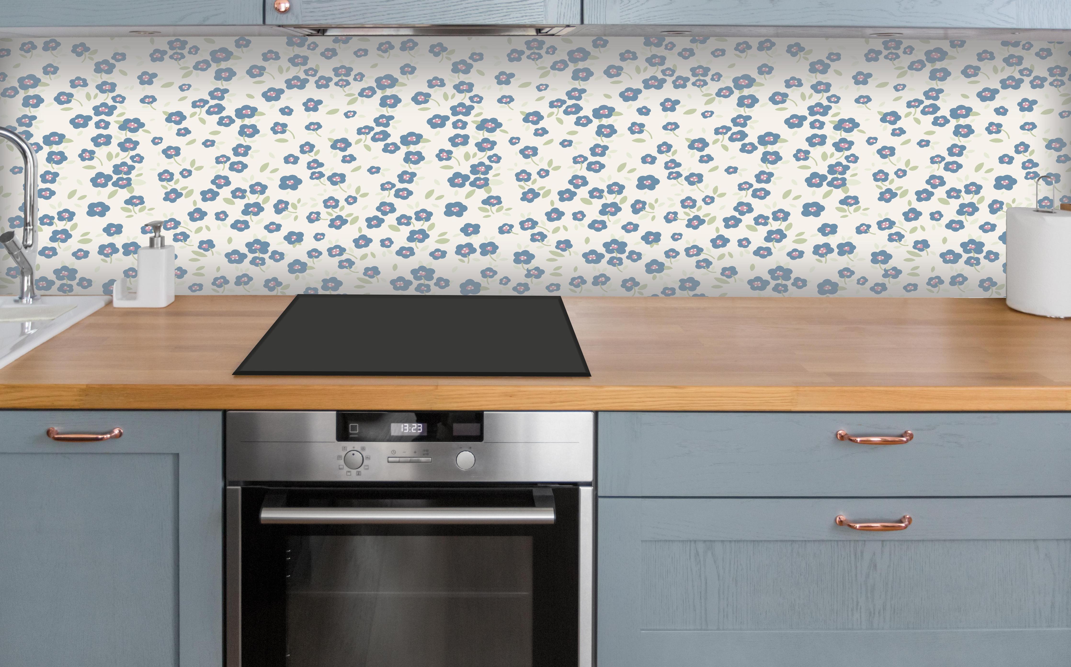 Küche - Vintage Ditsy Blumen Blau-Beige über polierter Holzarbeitsplatte mit Cerankochfeld