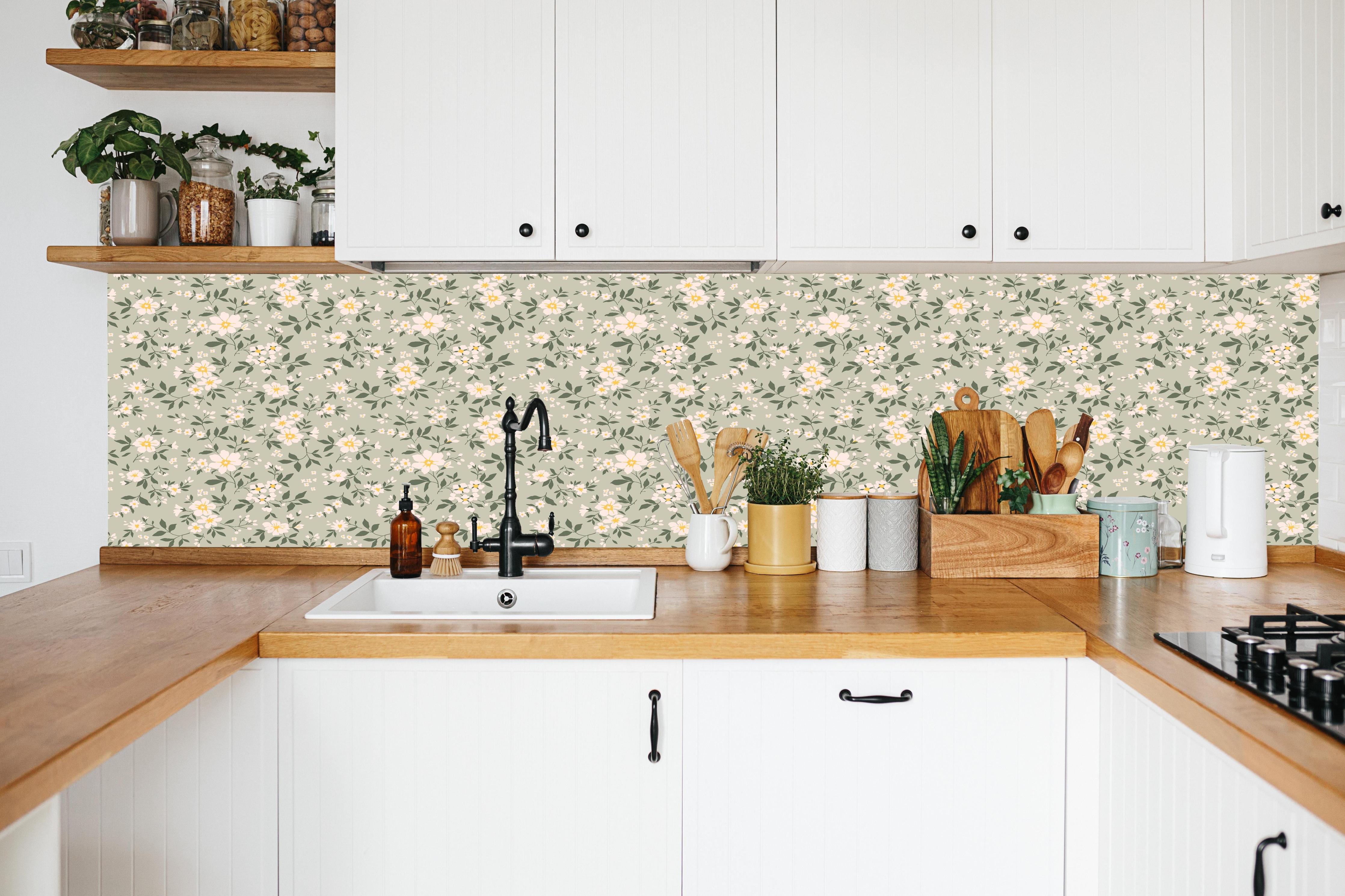 Küche - Vintage Ditsy Blumenmuster Grün-Beige in weißer Küche hinter Gewürzen und Kochlöffeln aus Holz