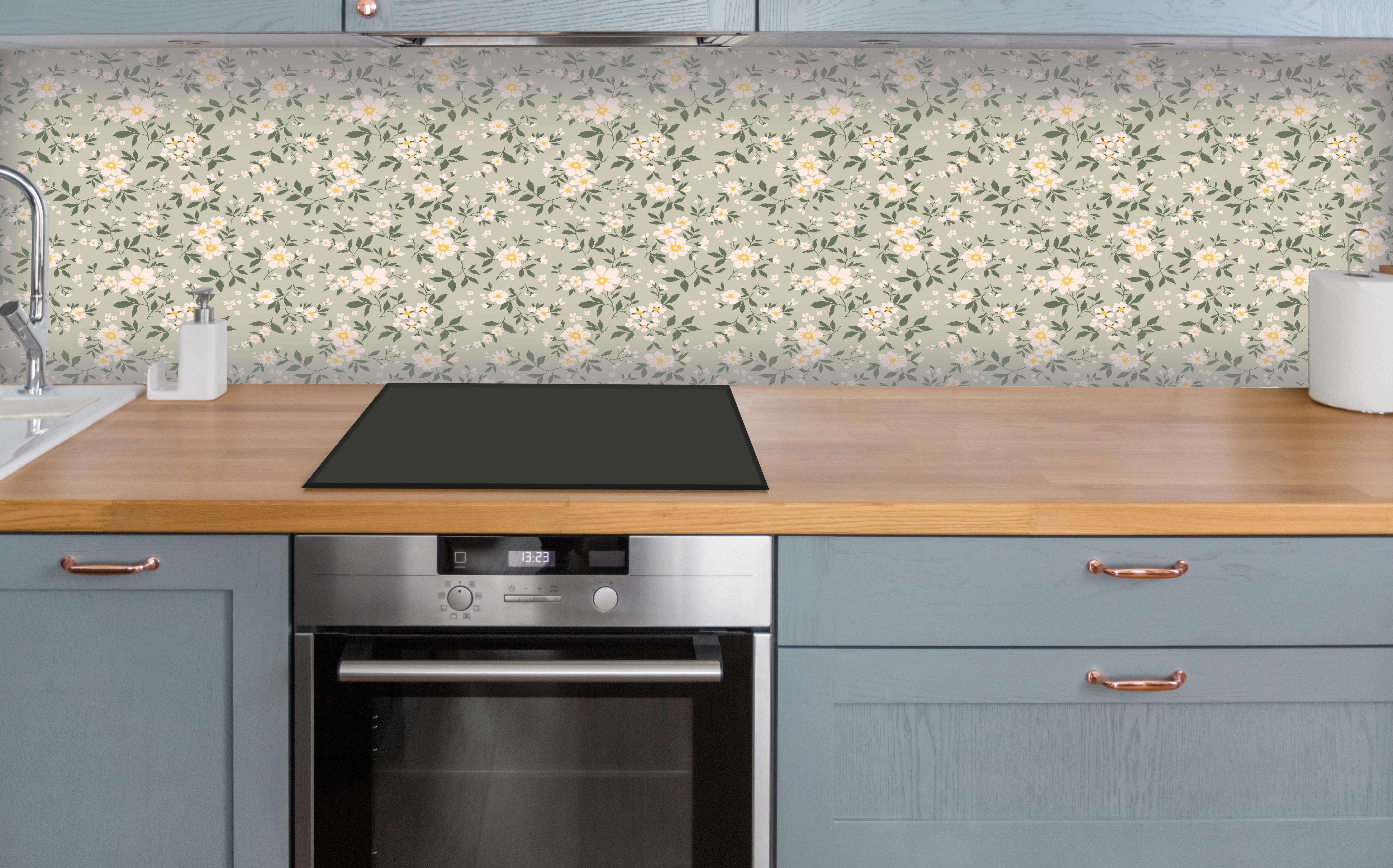 Küche - Vintage Ditsy Blumenmuster Grün-Beige über polierter Holzarbeitsplatte mit Cerankochfeld