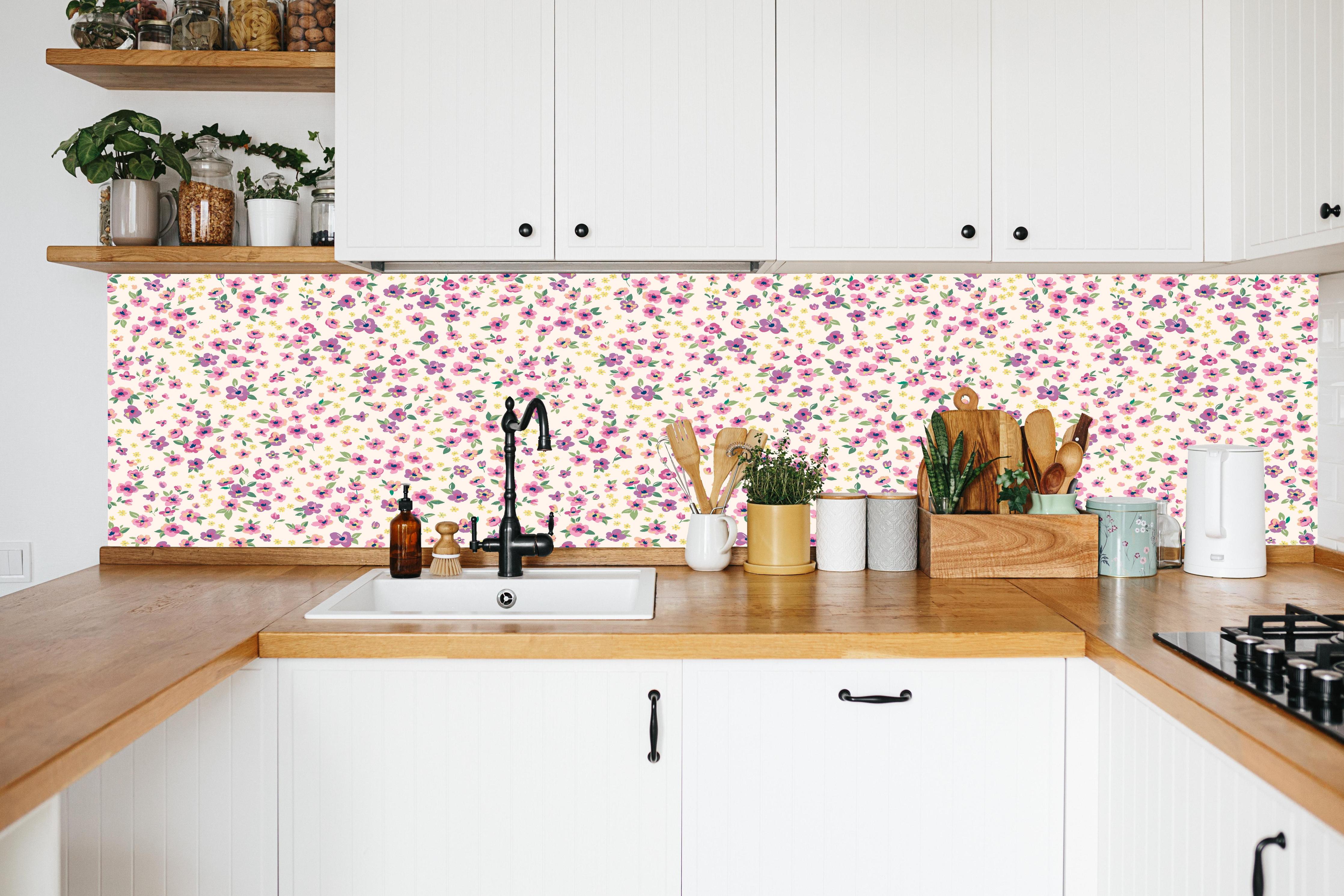 Küche - Vintage Ditsy Blumenmuster Rosa in weißer Küche hinter Gewürzen und Kochlöffeln aus Holz