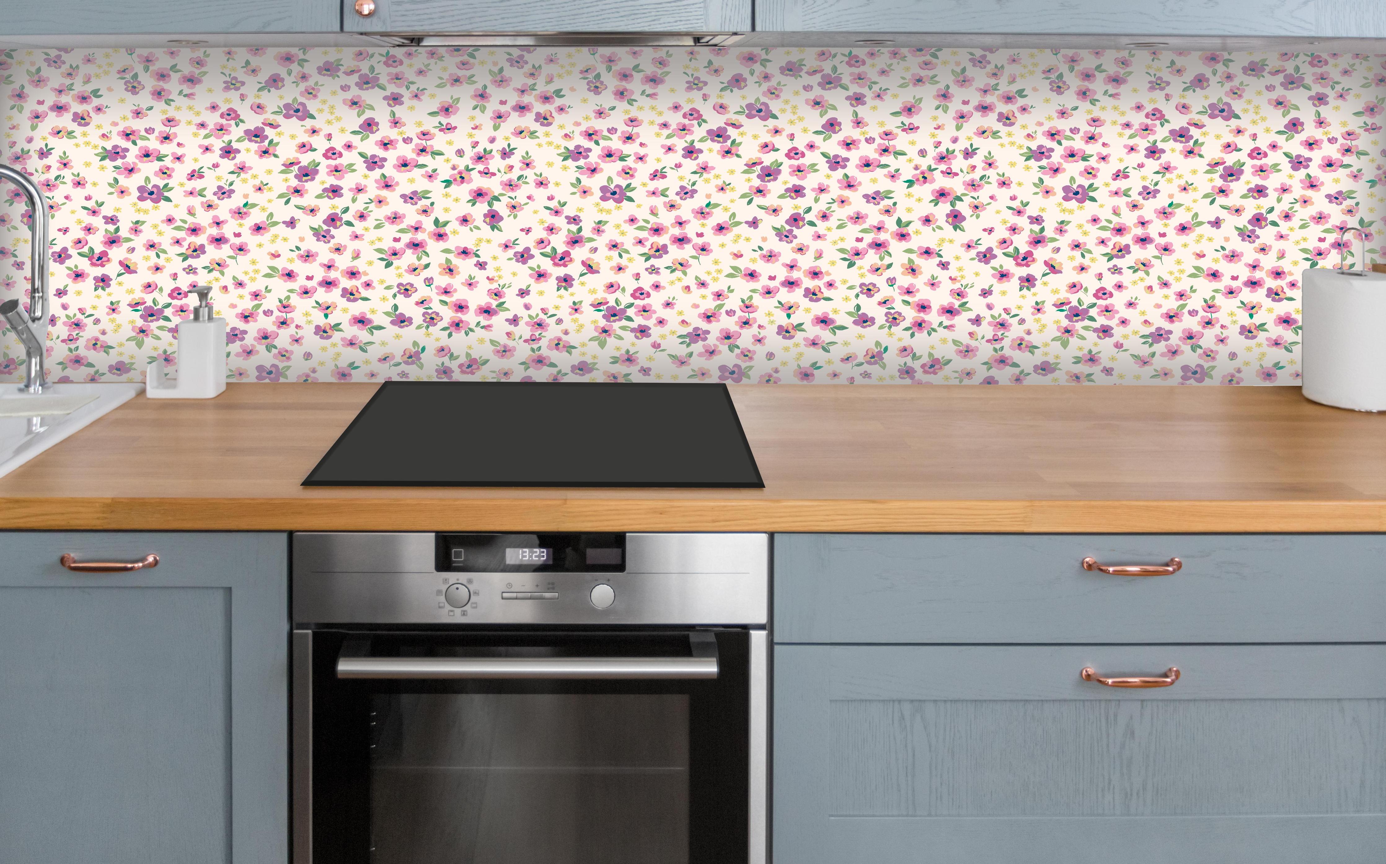 Küche - Vintage Ditsy Blumenmuster Rosa über polierter Holzarbeitsplatte mit Cerankochfeld