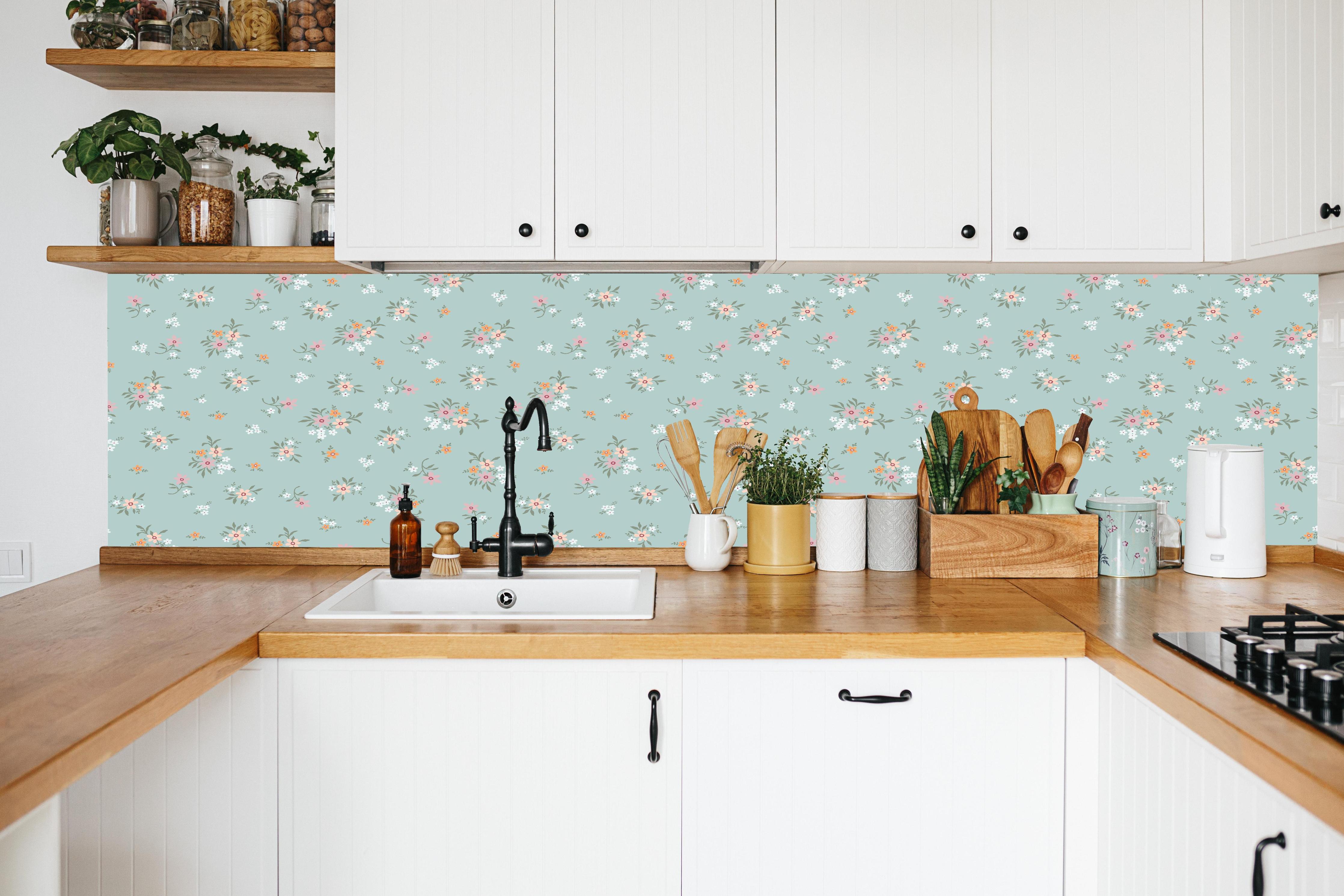 Küche - Vintage Ditsy Blumenmuster Türkis in weißer Küche hinter Gewürzen und Kochlöffeln aus Holz