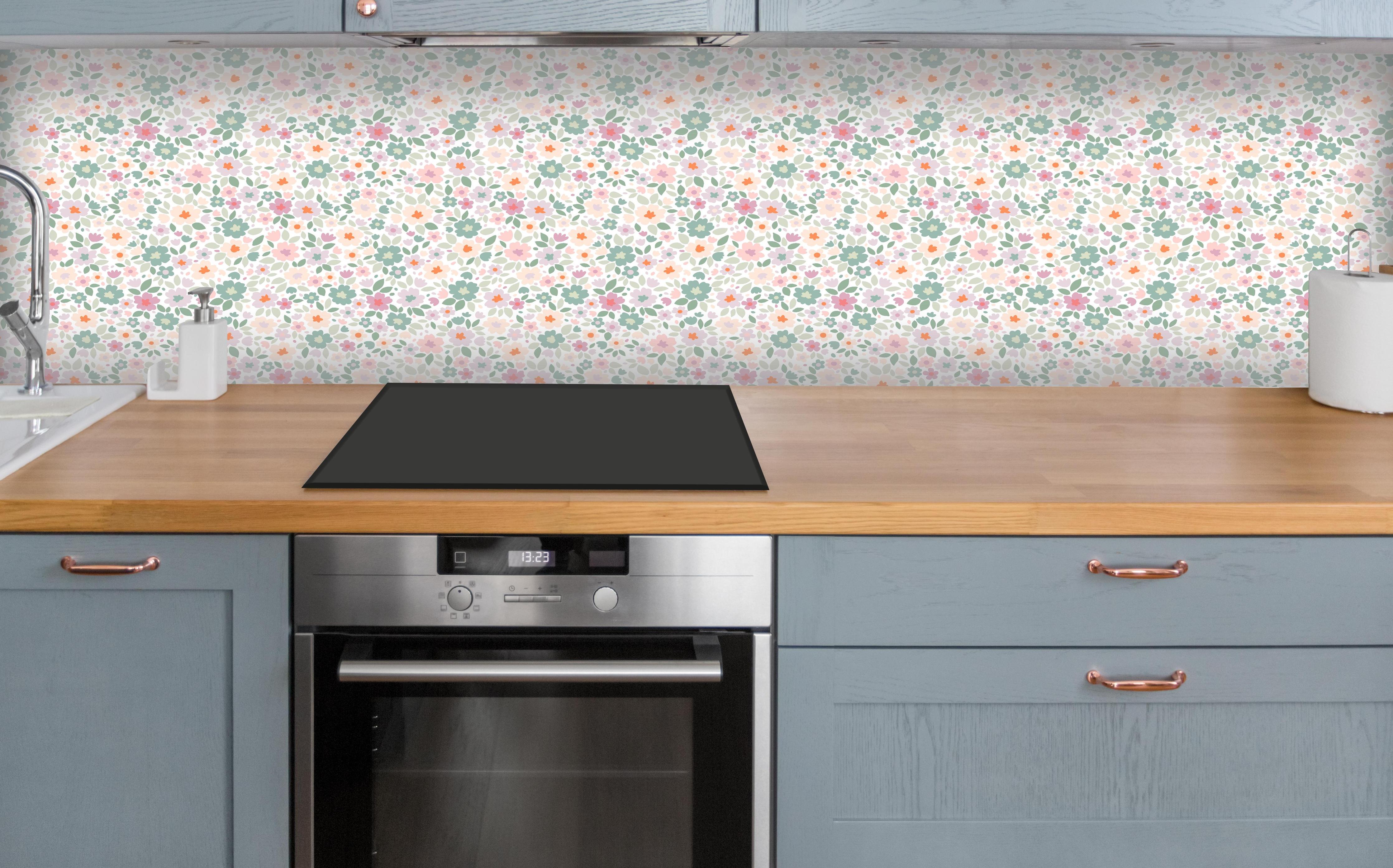 Küche - Vintage Ditsy Pattern in Rosa über polierter Holzarbeitsplatte mit Cerankochfeld