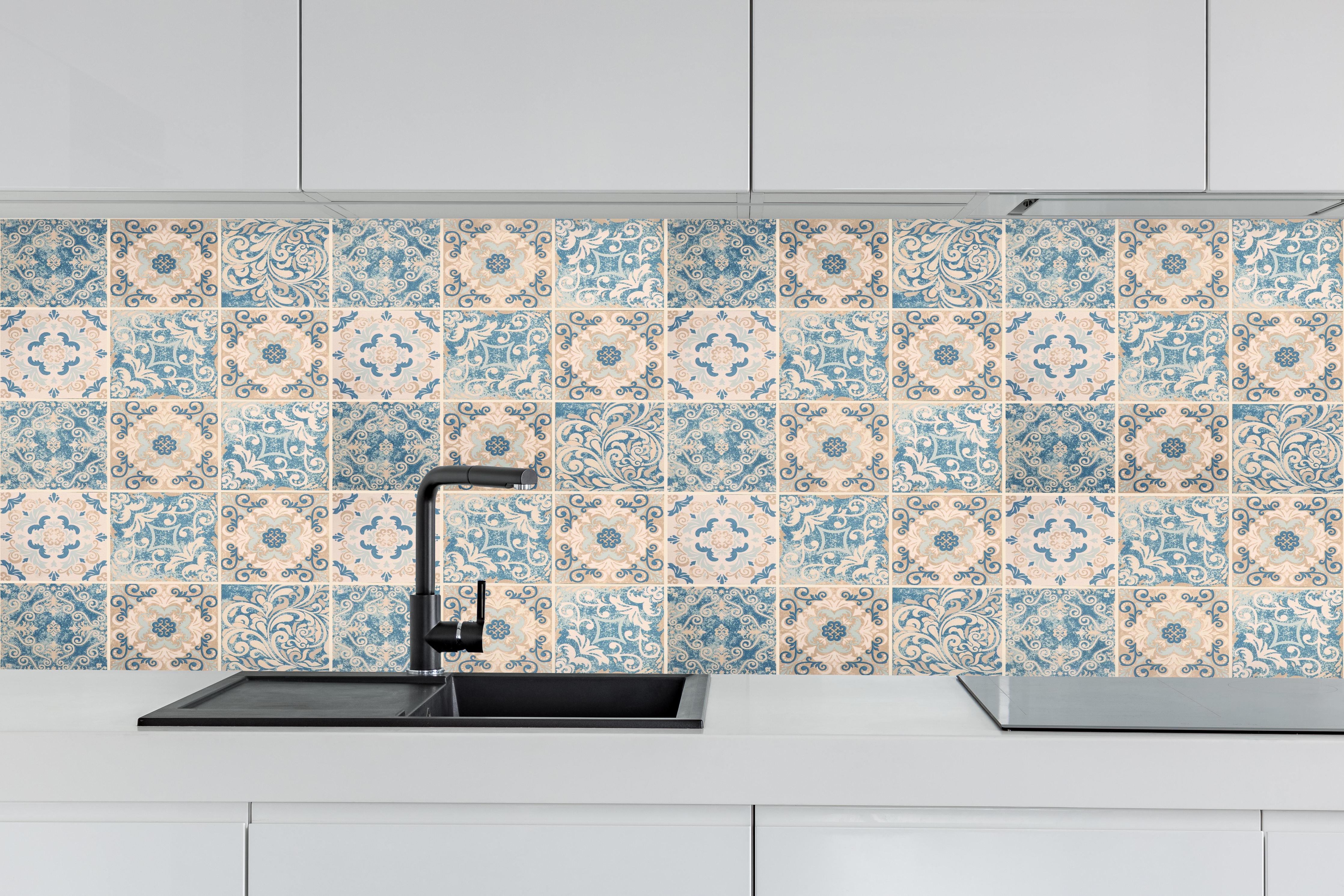 Küche - Vintage-Fliesen Türkis-Beige hinter weißen Hochglanz-Küchenregalen und schwarzem Wasserhahn