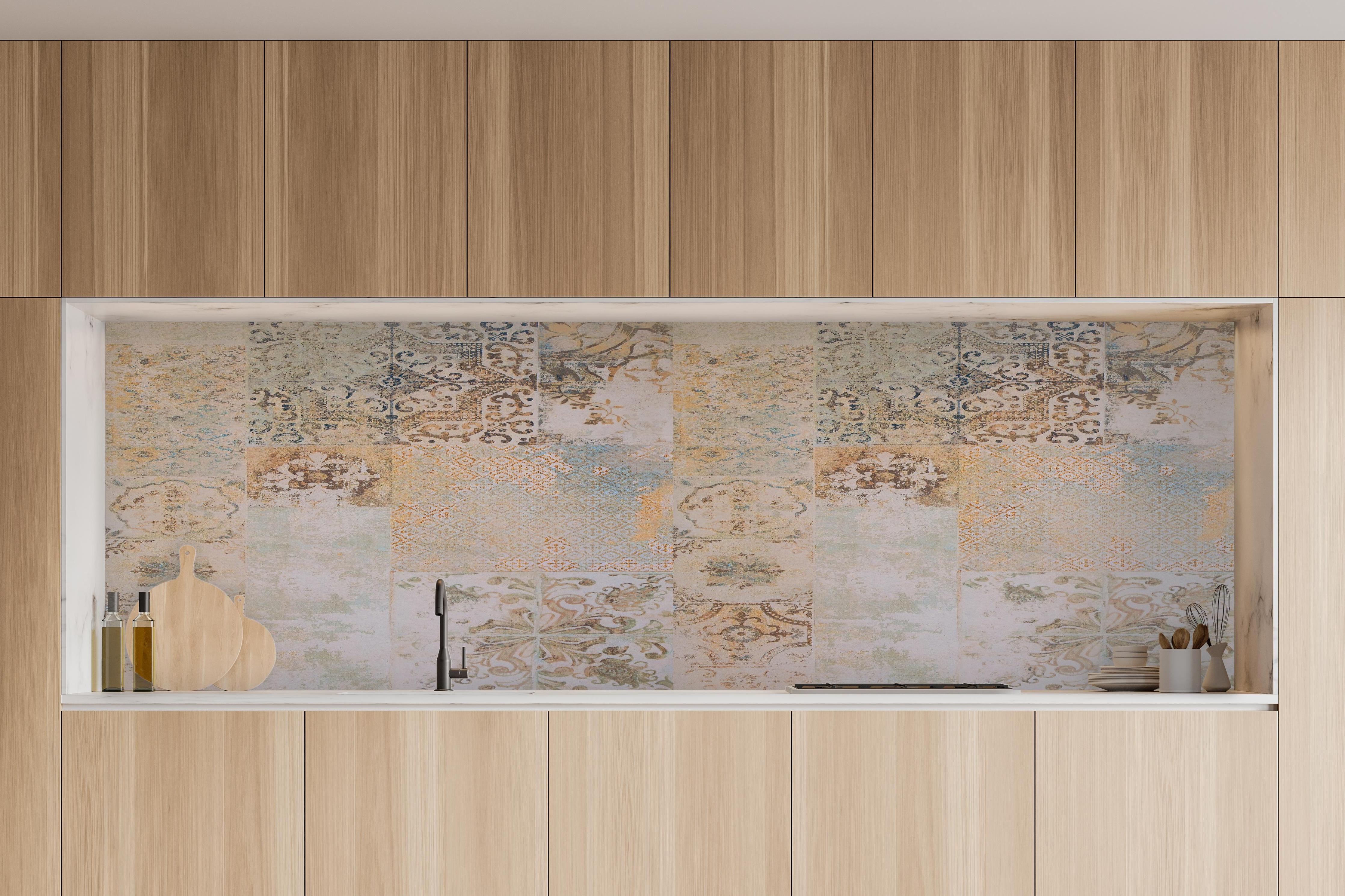 Küche - Vintage-Patchwork Fliesen Beige-Türkis in charakteristischer Vollholz-Küche mit modernem Gasherd