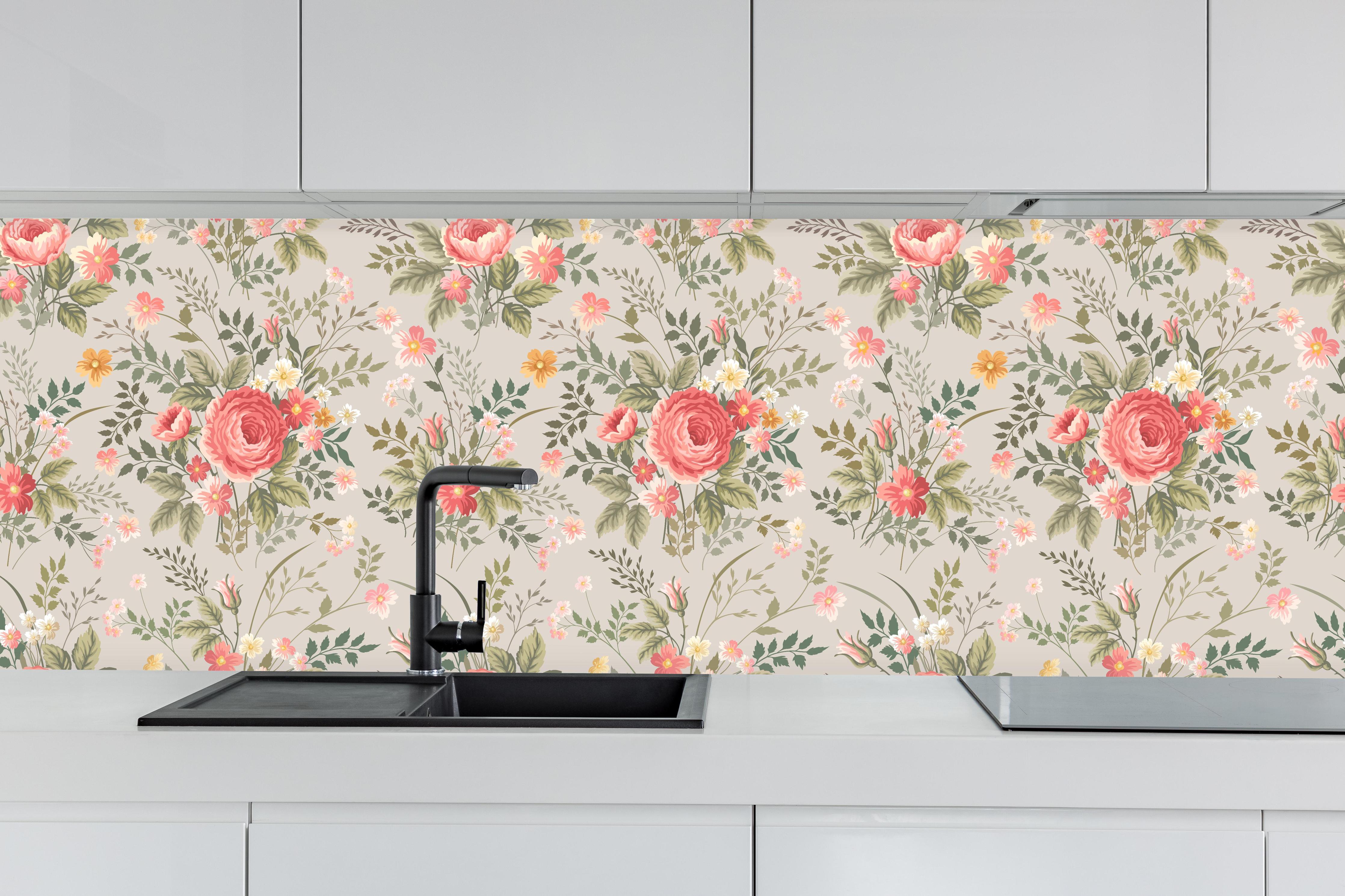 Küche - Vintage Pfirsich-Blumenmuster hinter weißen Hochglanz-Küchenregalen und schwarzem Wasserhahn