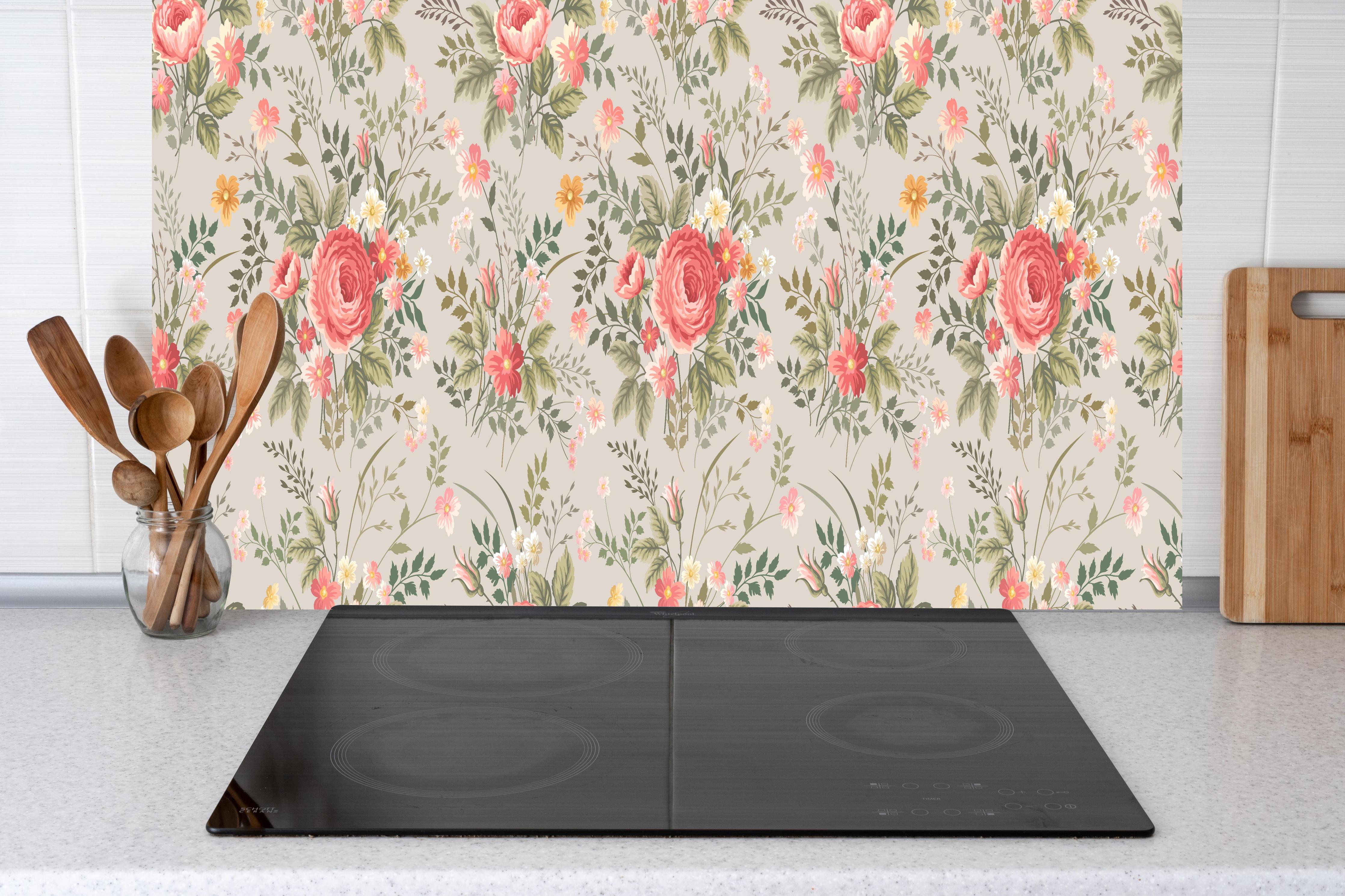 Küche - Vintage Pfirsich-Blumenmuster hinter Cerankochfeld und Holz-Kochutensilien