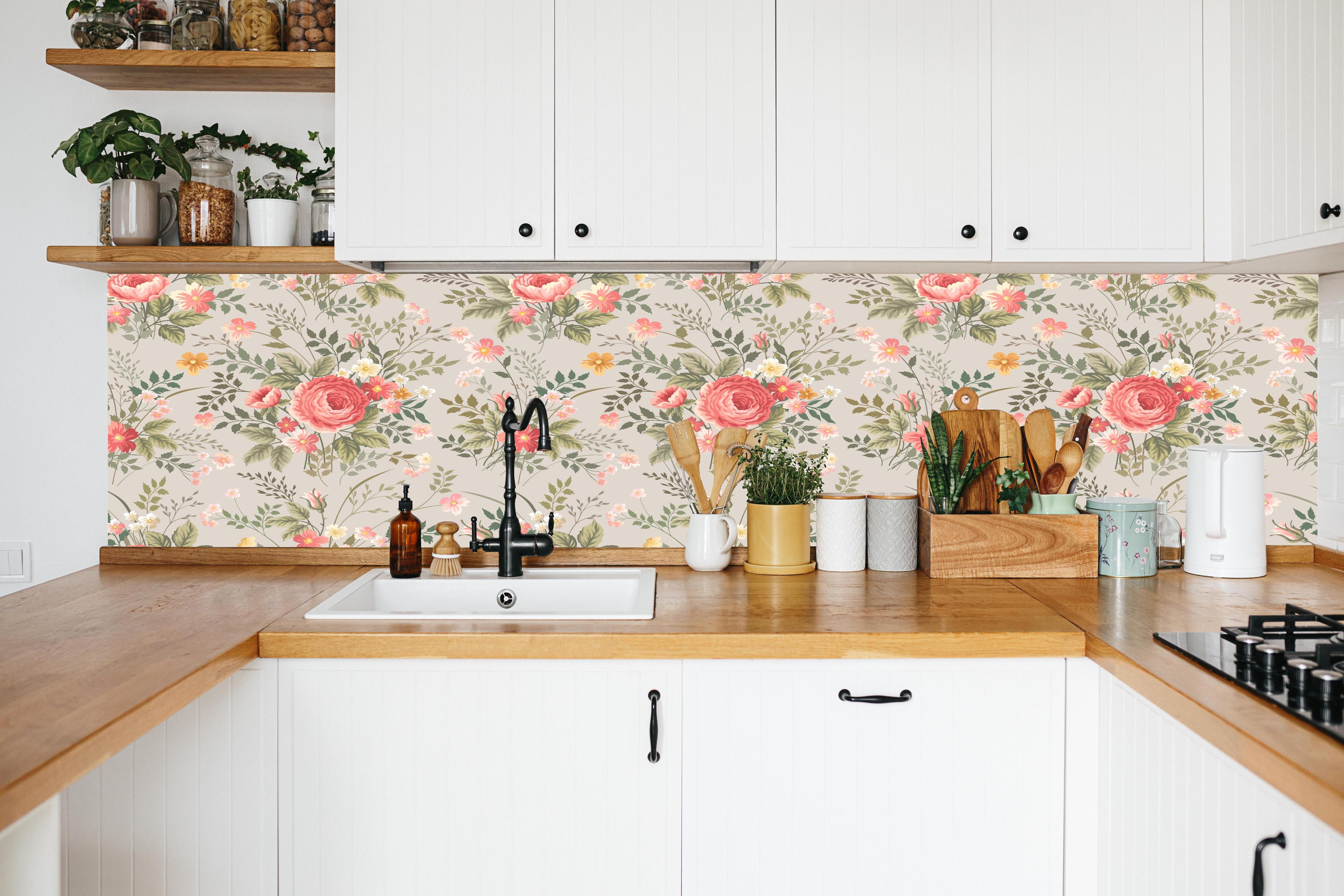 Küche - Vintage Pfirsich-Blumenmuster in weißer Küche hinter Gewürzen und Kochlöffeln aus Holz