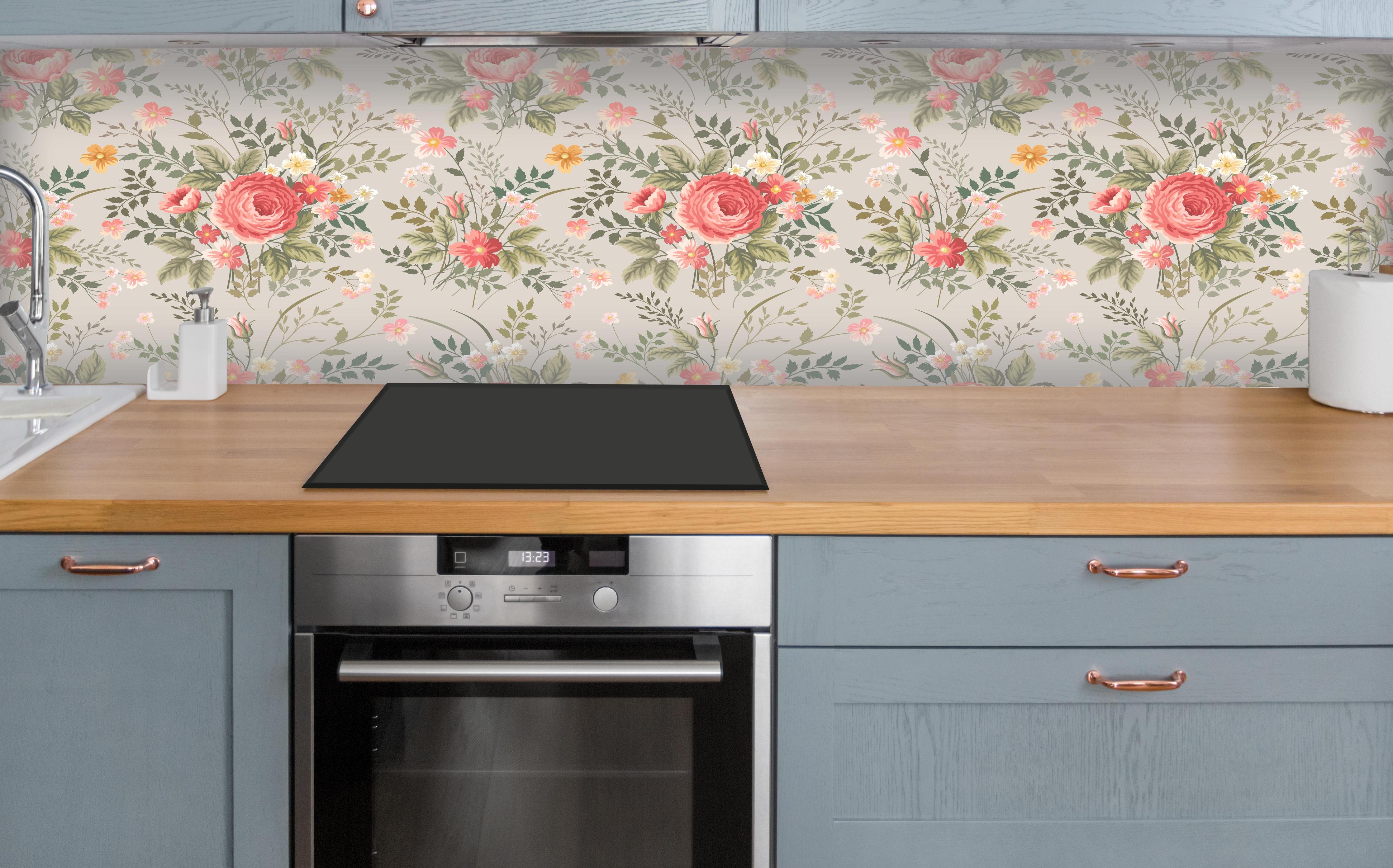 Küche - Vintage Pfirsich-Blumenmuster über polierter Holzarbeitsplatte mit Cerankochfeld