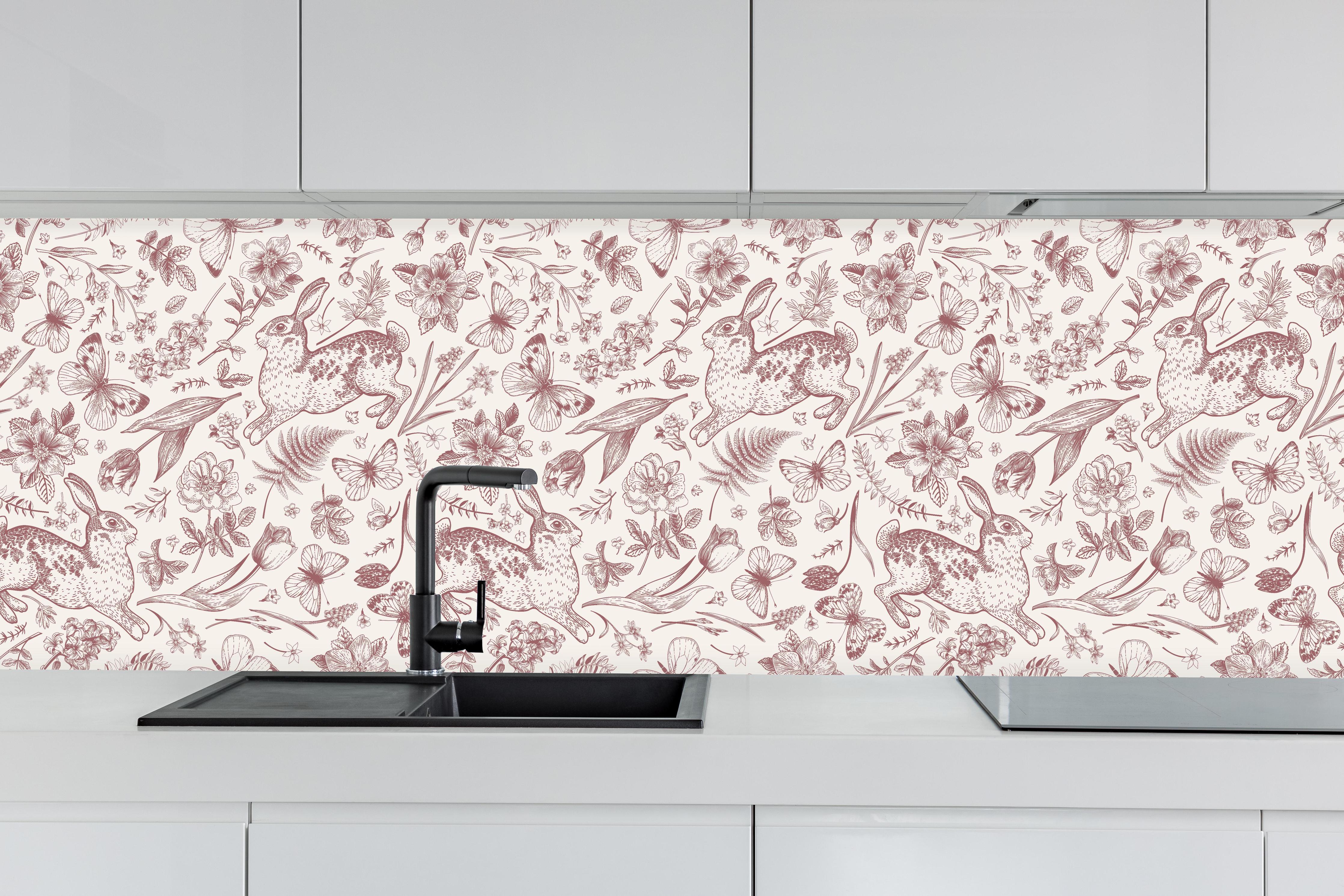 Küche - Vintage Rosa Blumenmuster hinter weißen Hochglanz-Küchenregalen und schwarzem Wasserhahn