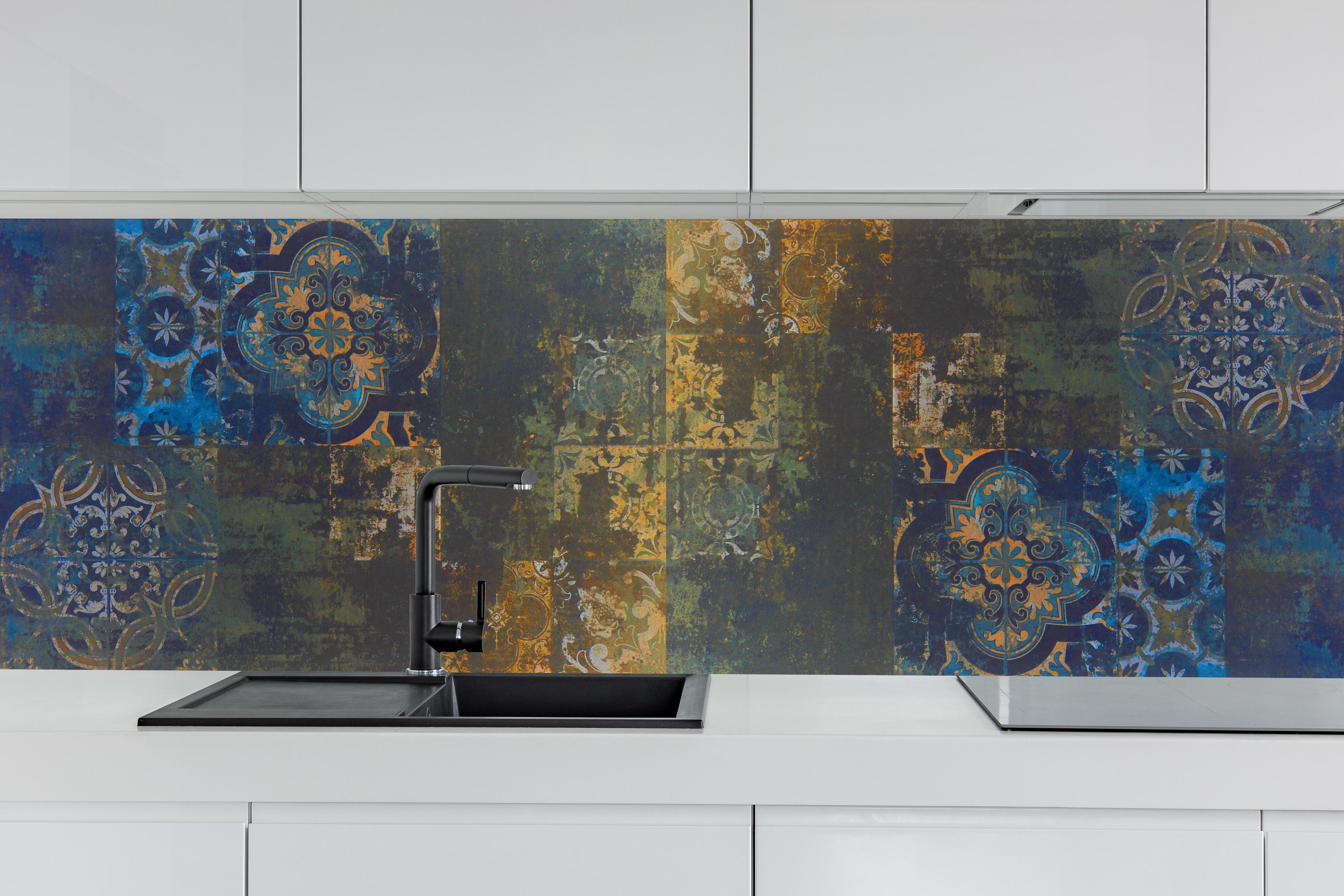 Küche - Vintage Steinfliesen in Blau-Gold hinter weißen Hochglanz-Küchenregalen und schwarzem Wasserhahn