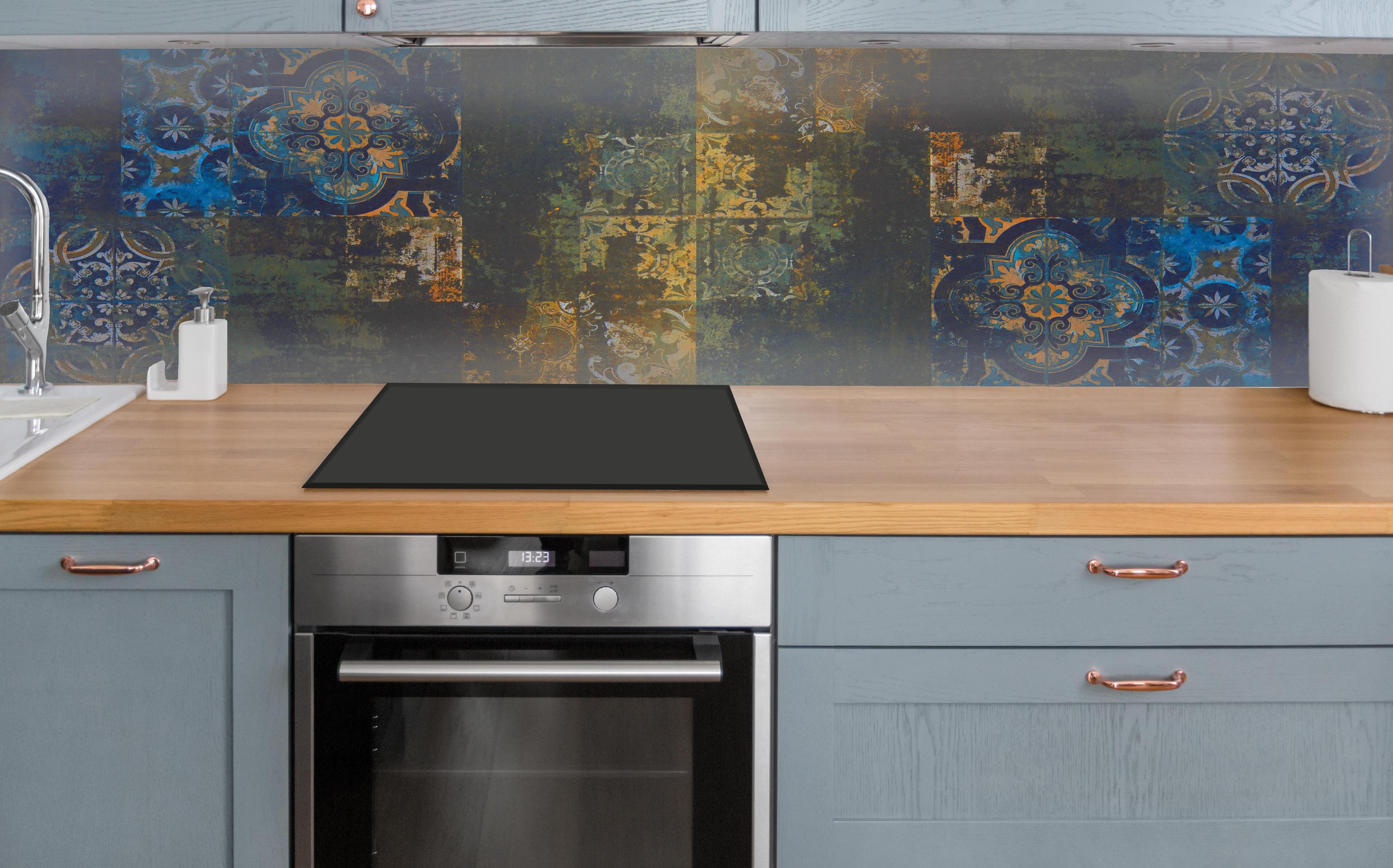 Küche - Vintage Steinfliesen in Blau-Gold über polierter Holzarbeitsplatte mit Cerankochfeld