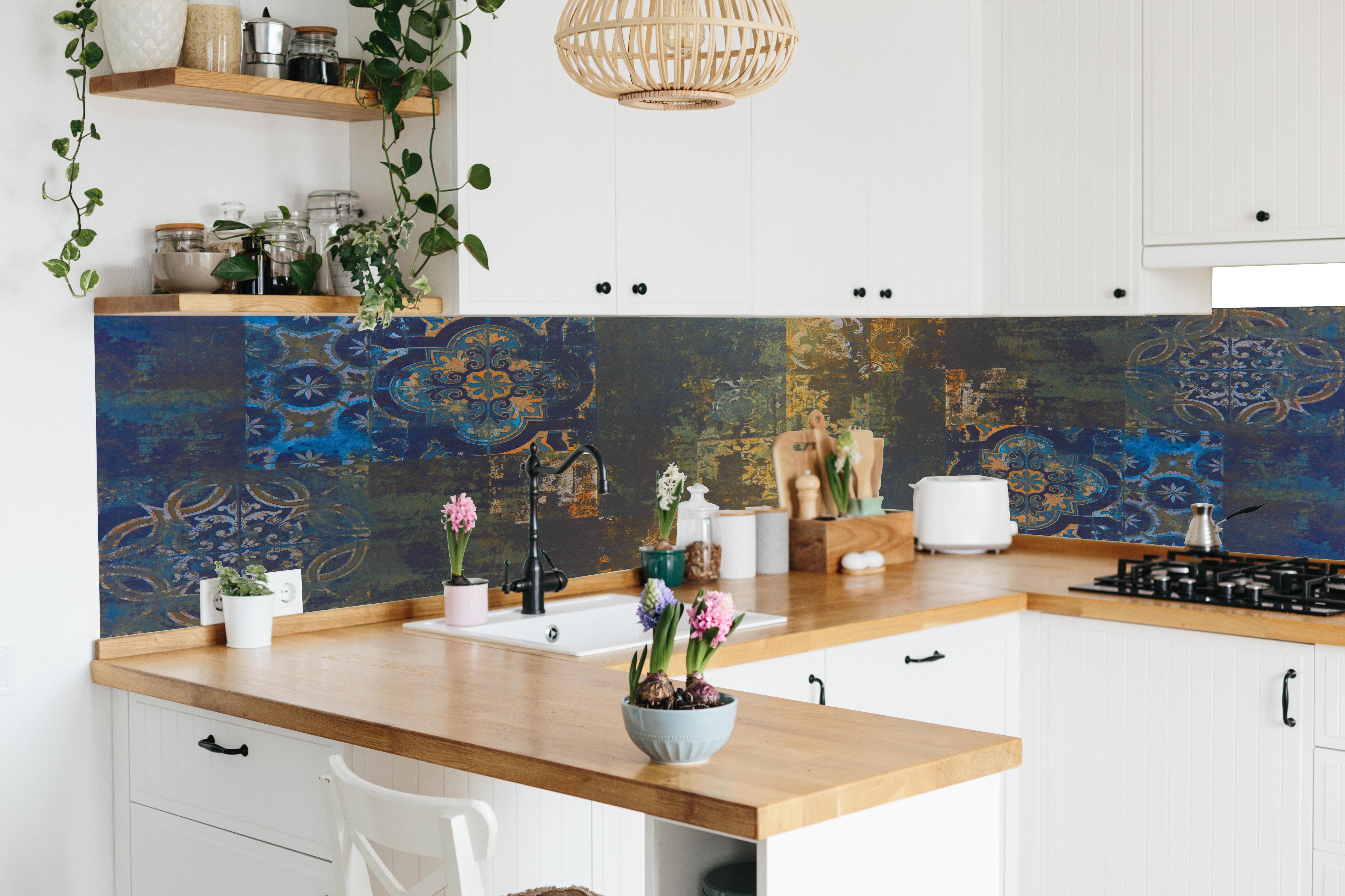 Küche - Vintage Steinfliesen in Blau-Gold in lebendiger Küche mit bunten Blumen