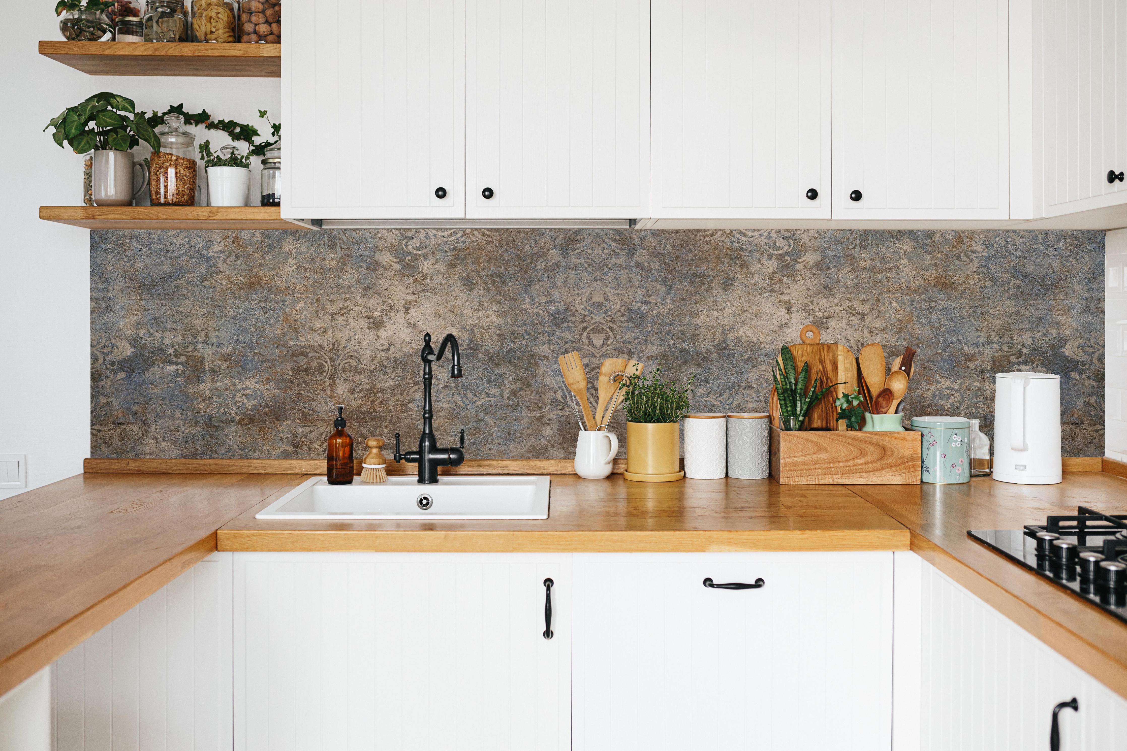 Küche - Vintage Steinmuster Fliese Braun-Blau in weißer Küche hinter Gewürzen und Kochlöffeln aus Holz