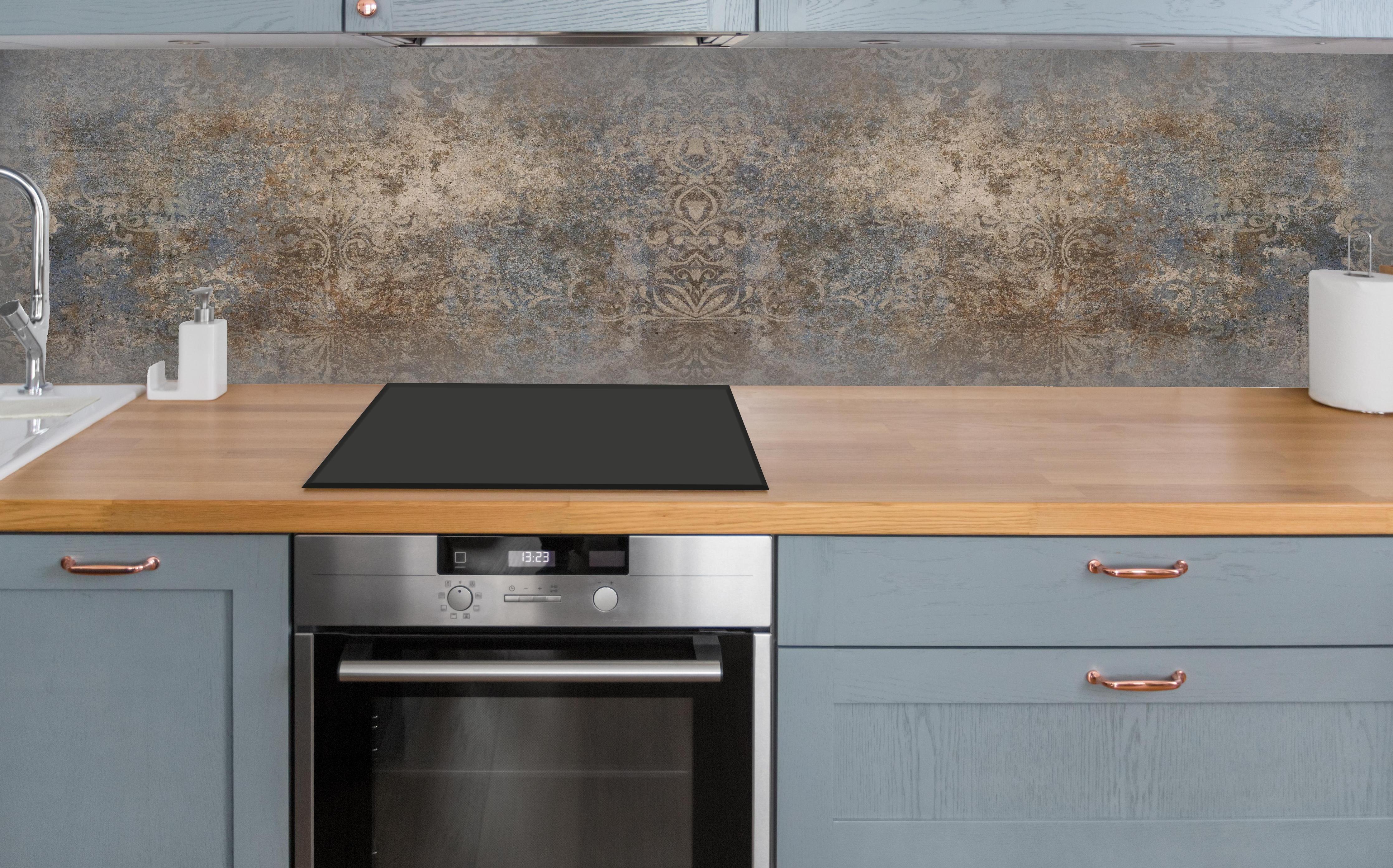 Küche - Vintage Steinmuster Fliese Braun-Blau über polierter Holzarbeitsplatte mit Cerankochfeld