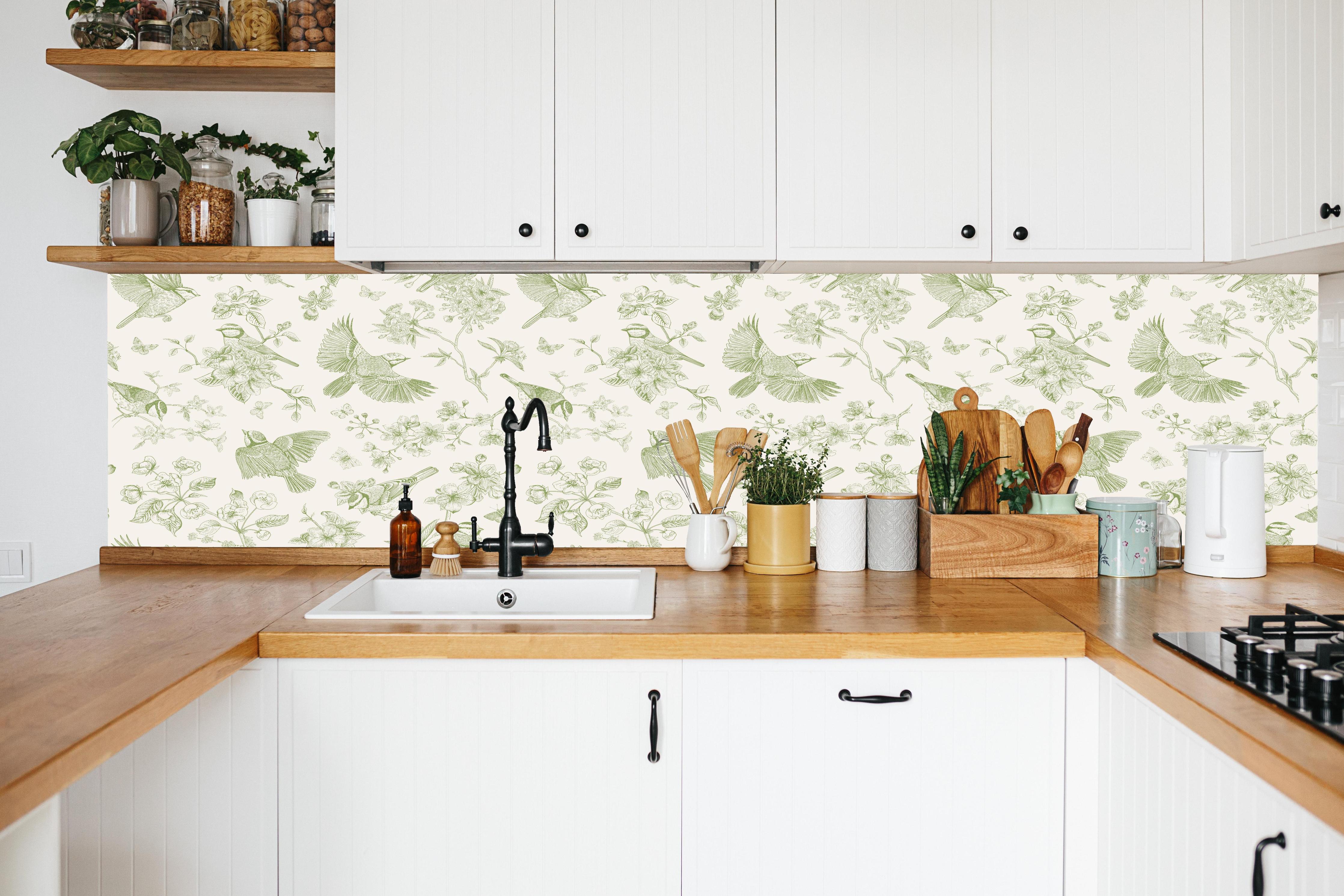 Küche - Vintage Vogelgarten Grün-Beige in weißer Küche hinter Gewürzen und Kochlöffeln aus Holz