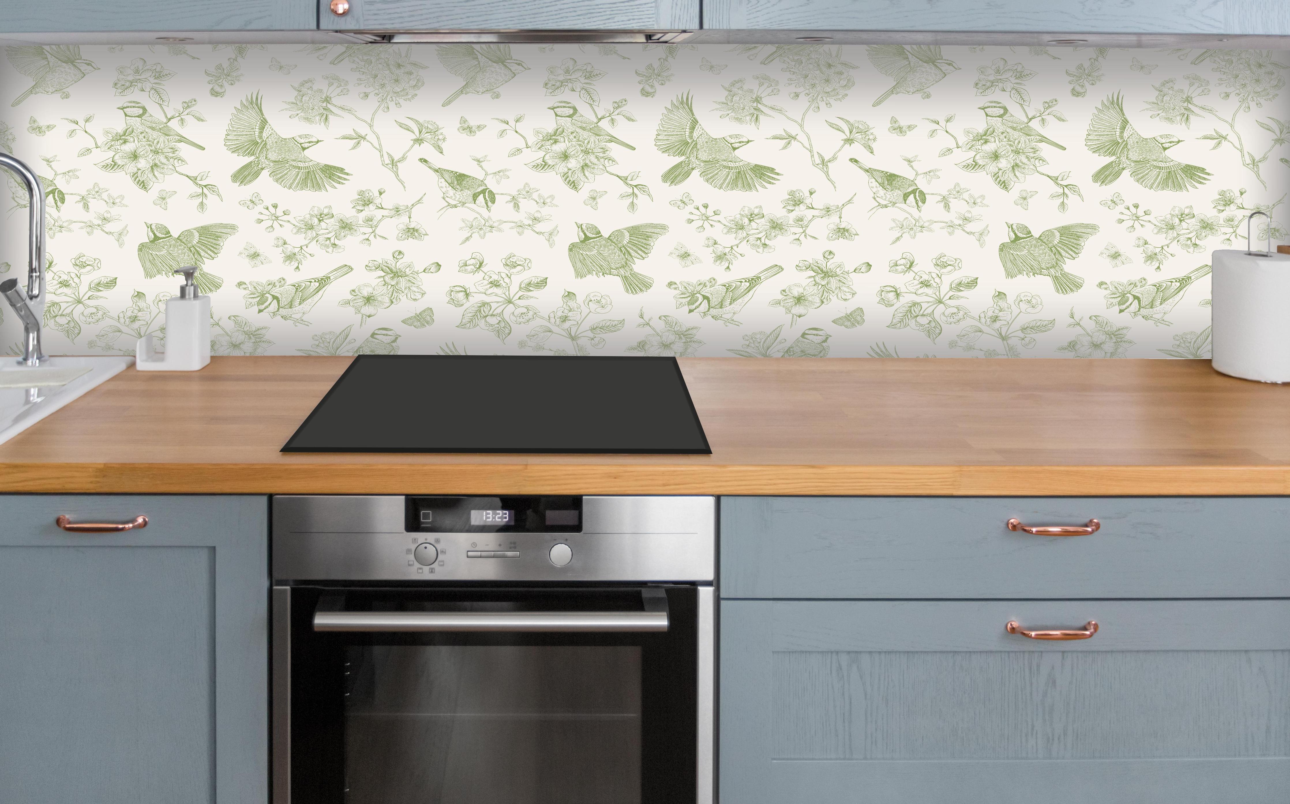 Küche - Vintage Vogelgarten Grün-Beige über polierter Holzarbeitsplatte mit Cerankochfeld